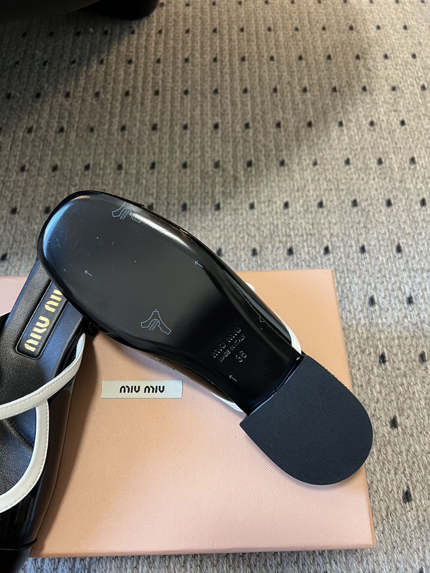 
Miu Mi* | 缪缪 ss早春新品钮扣粗跟玛丽珍半拖

专柜主打最新走秀款 蝴蝶结复古玛丽珍粗跟单