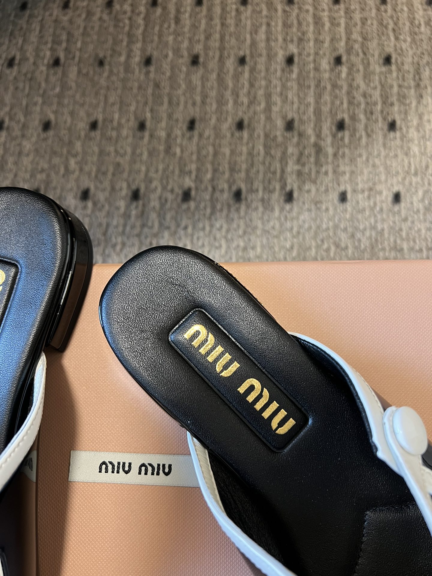 
Miu Mi* | 缪缪 ss早春新品钮扣粗跟玛丽珍半拖

专柜主打最新走秀款 蝴蝶结复古玛丽珍粗跟单