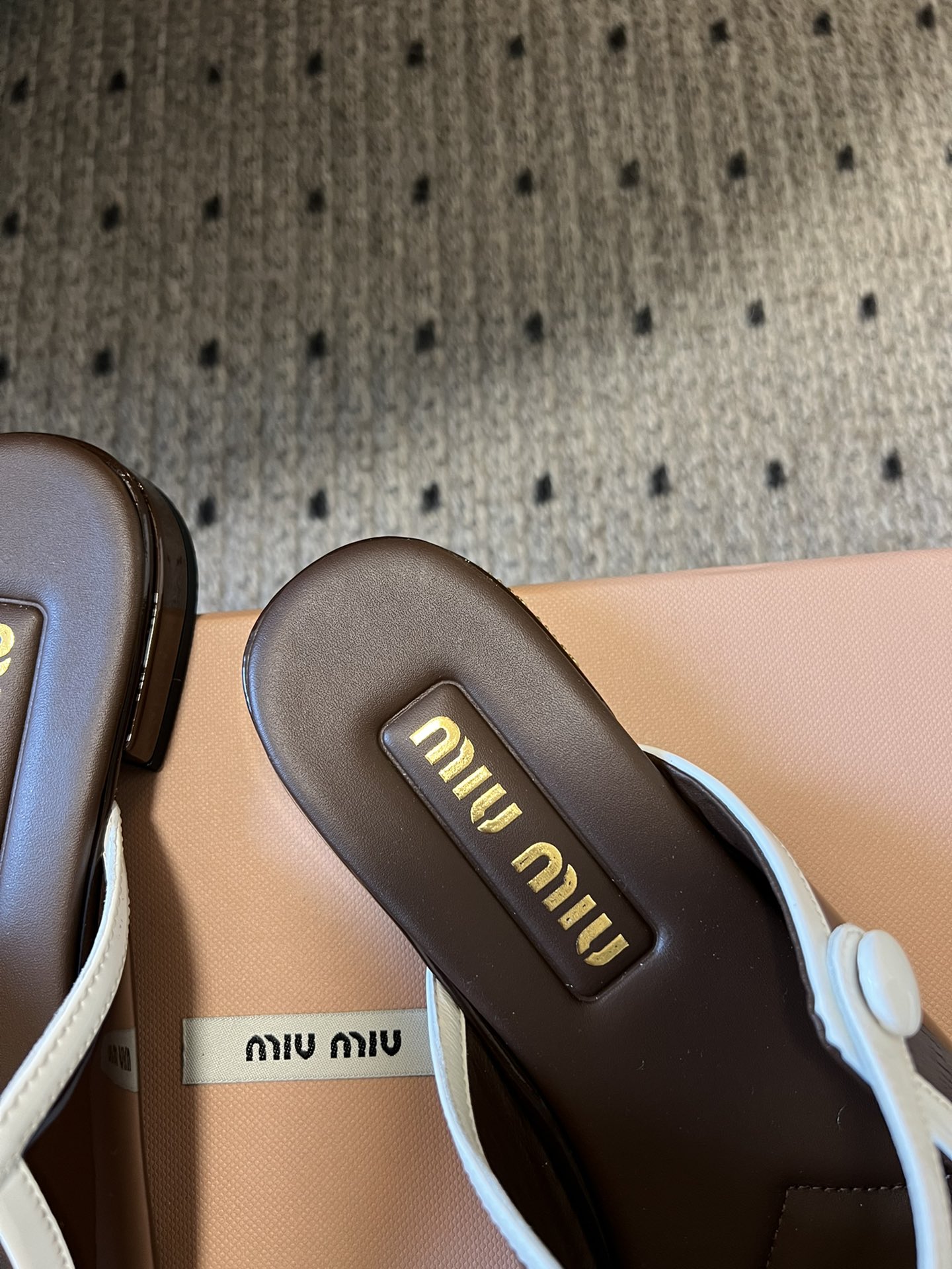 
Miu Mi* | 缪缪 ss早春新品钮扣粗跟玛丽珍半拖

专柜主打最新走秀款 蝴蝶结复古玛丽珍粗跟单