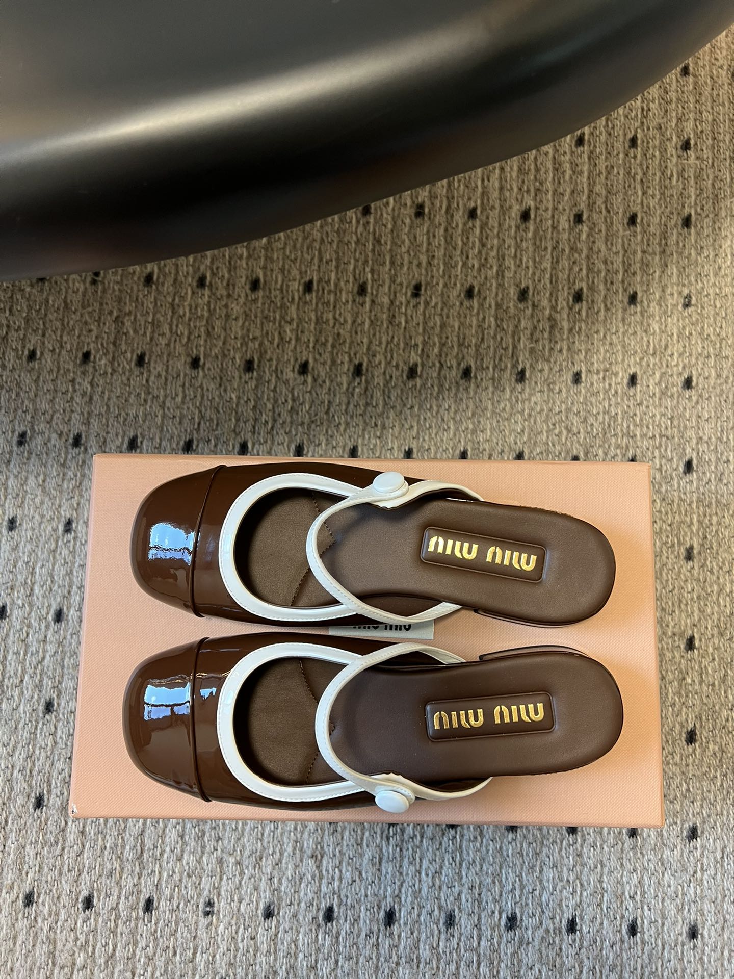 
Miu Mi* | 缪缪 ss早春新品钮扣粗跟玛丽珍半拖

专柜主打最新走秀款 蝴蝶结复古玛丽珍粗跟单