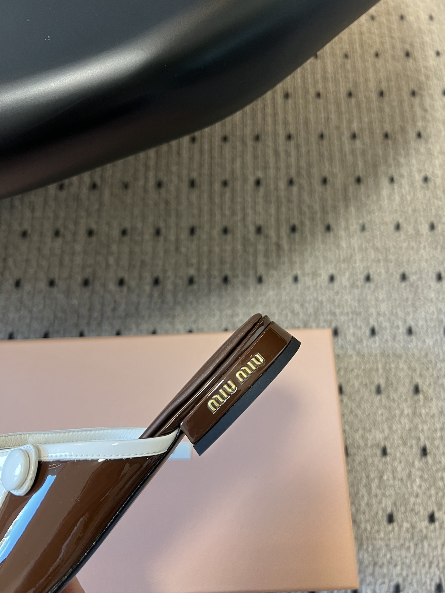 
Miu Mi* | 缪缪 ss早春新品钮扣粗跟玛丽珍半拖

专柜主打最新走秀款 蝴蝶结复古玛丽珍粗跟单