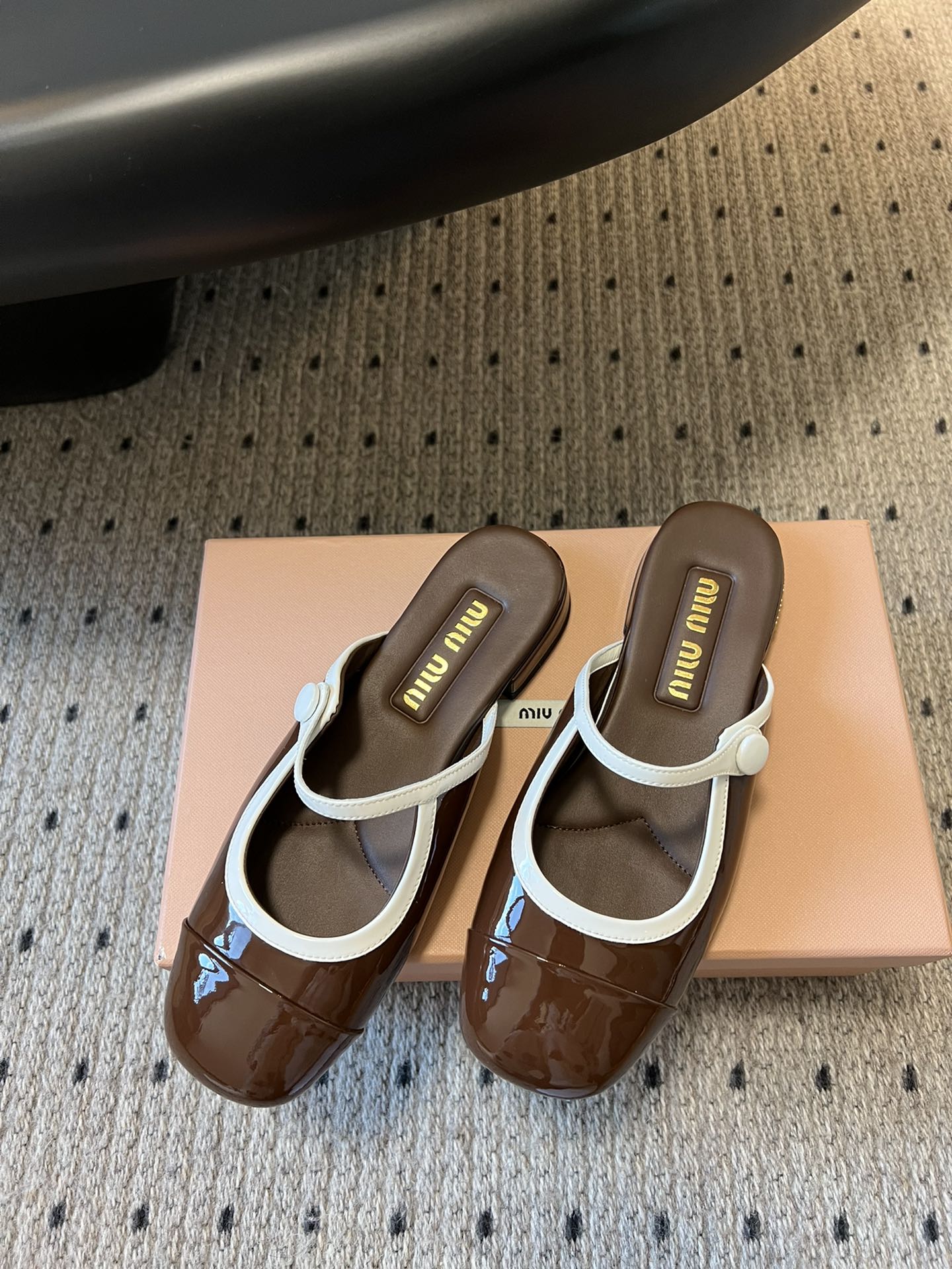 
Miu Mi* | 缪缪 ss早春新品钮扣粗跟玛丽珍半拖

专柜主打最新走秀款 蝴蝶结复古玛丽珍粗跟单