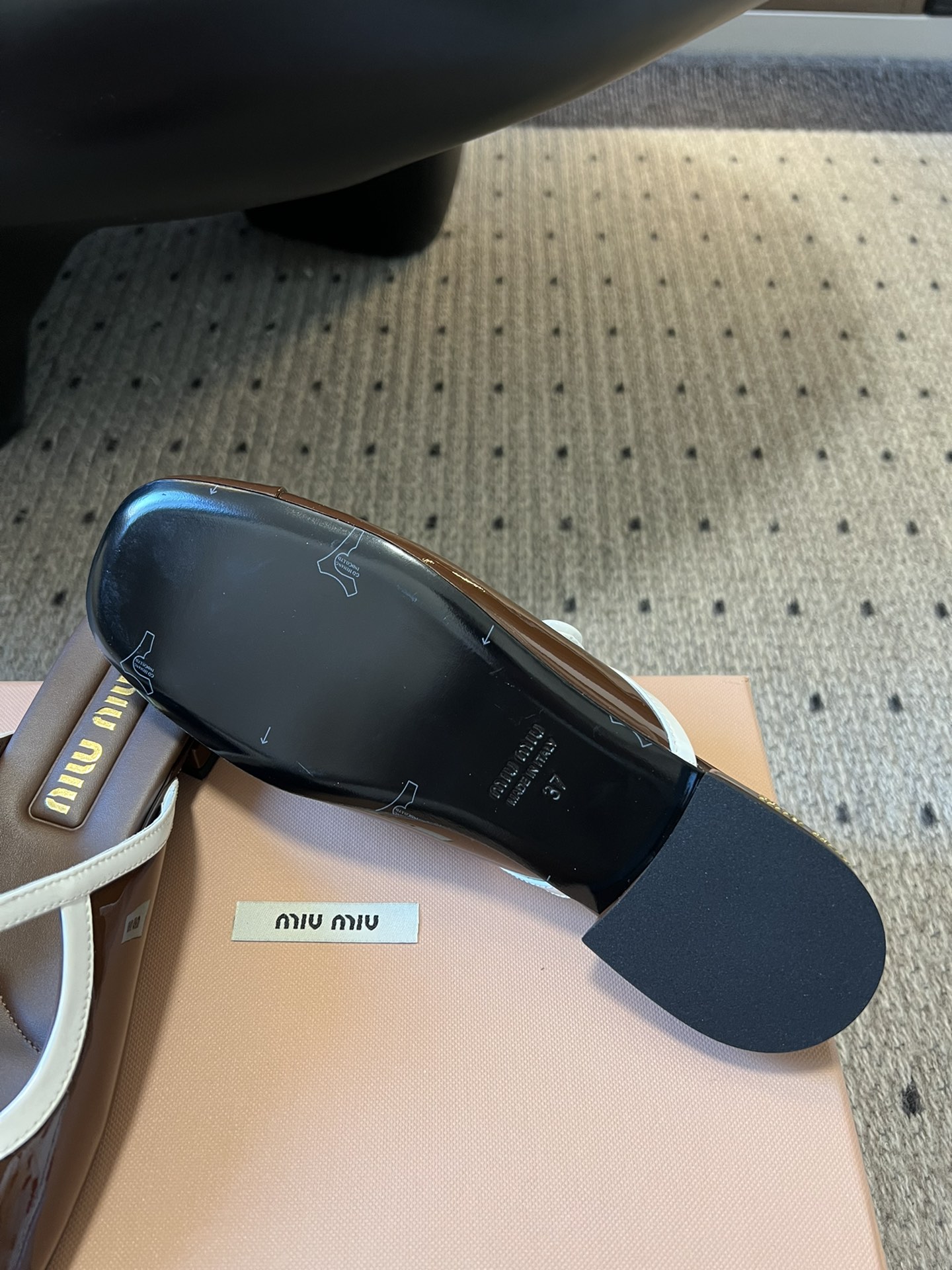 
Miu Mi* | 缪缪 ss早春新品钮扣粗跟玛丽珍半拖

专柜主打最新走秀款 蝴蝶结复古玛丽珍粗跟单