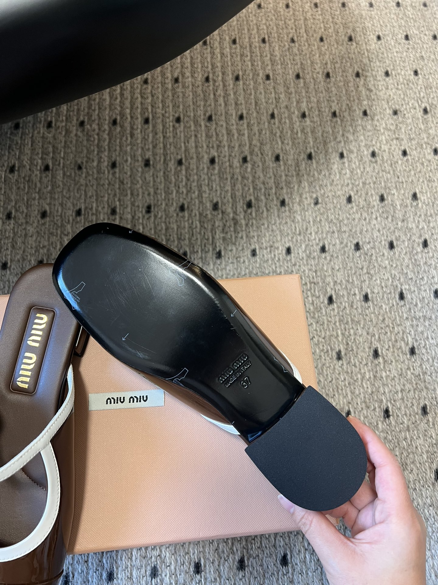 
Miu Mi* | 缪缪 ss早春新品钮扣粗跟玛丽珍半拖

专柜主打最新走秀款 蝴蝶结复古玛丽珍粗跟单