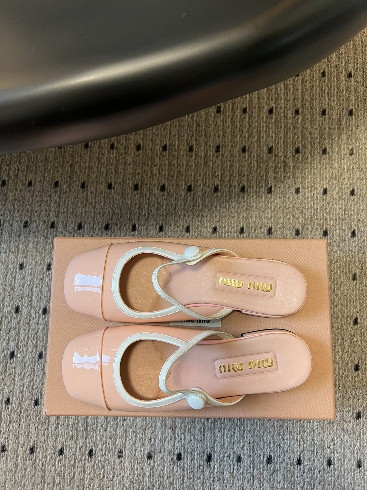 
Miu Mi* | 缪缪 ss早春新品钮扣粗跟玛丽珍半拖

专柜主打最新走秀款 蝴蝶结复古玛丽珍粗跟单