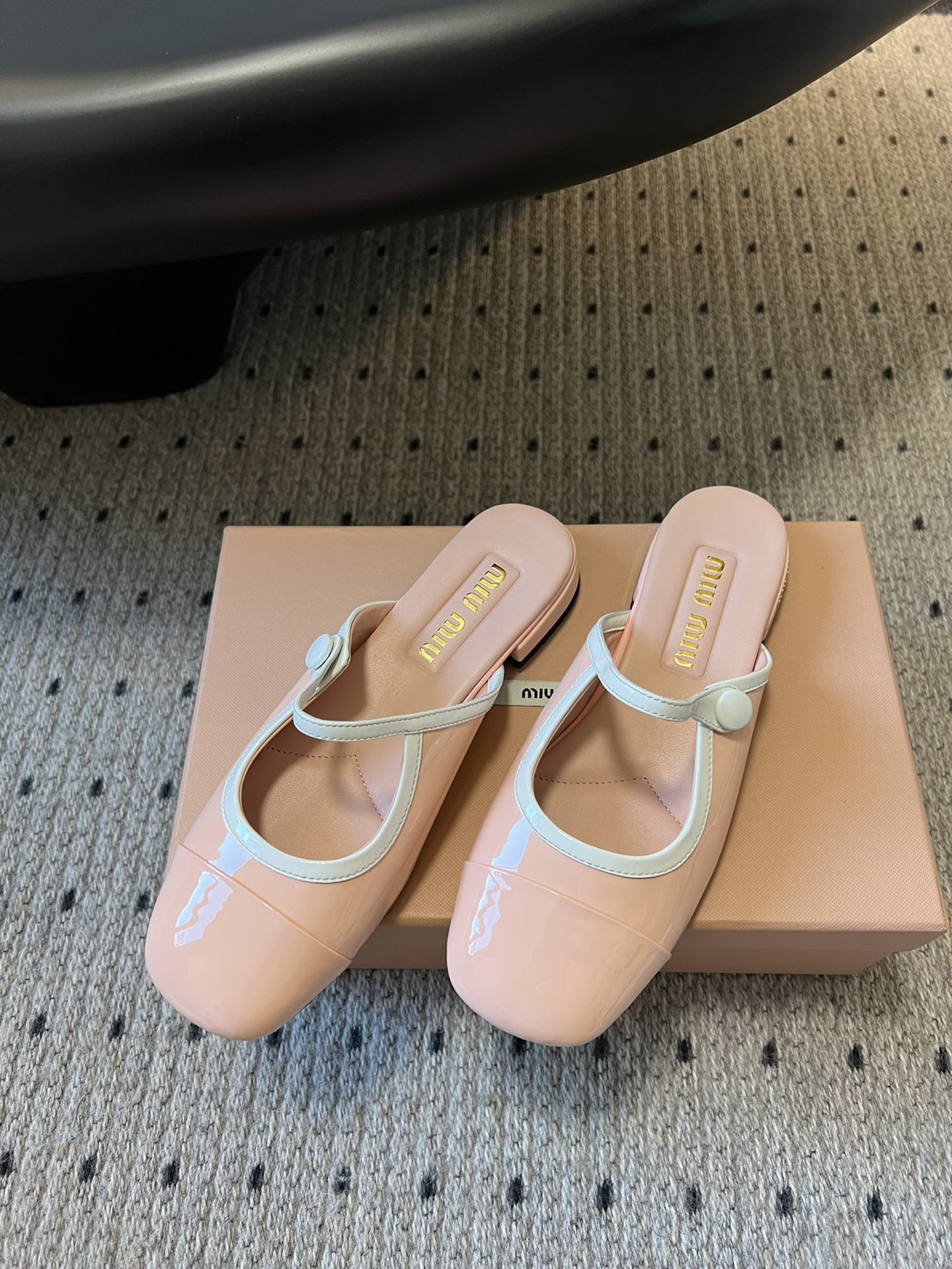 
Miu Mi* | 缪缪 ss早春新品钮扣粗跟玛丽珍半拖

专柜主打最新走秀款 蝴蝶结复古玛丽珍粗跟单
