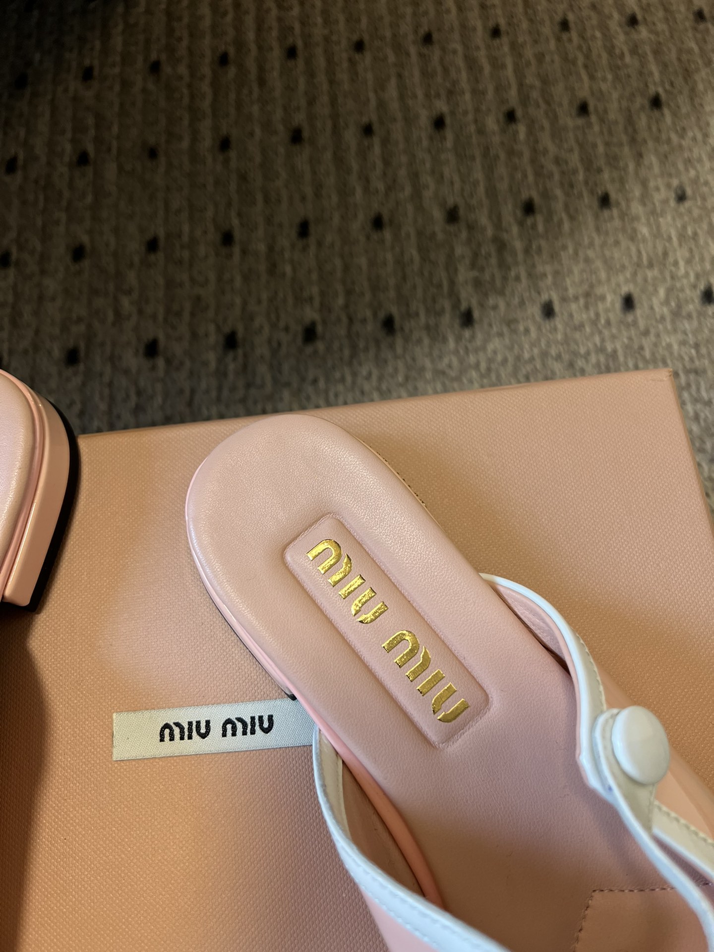 
Miu Mi* | 缪缪 ss早春新品钮扣粗跟玛丽珍半拖

专柜主打最新走秀款 蝴蝶结复古玛丽珍粗跟单