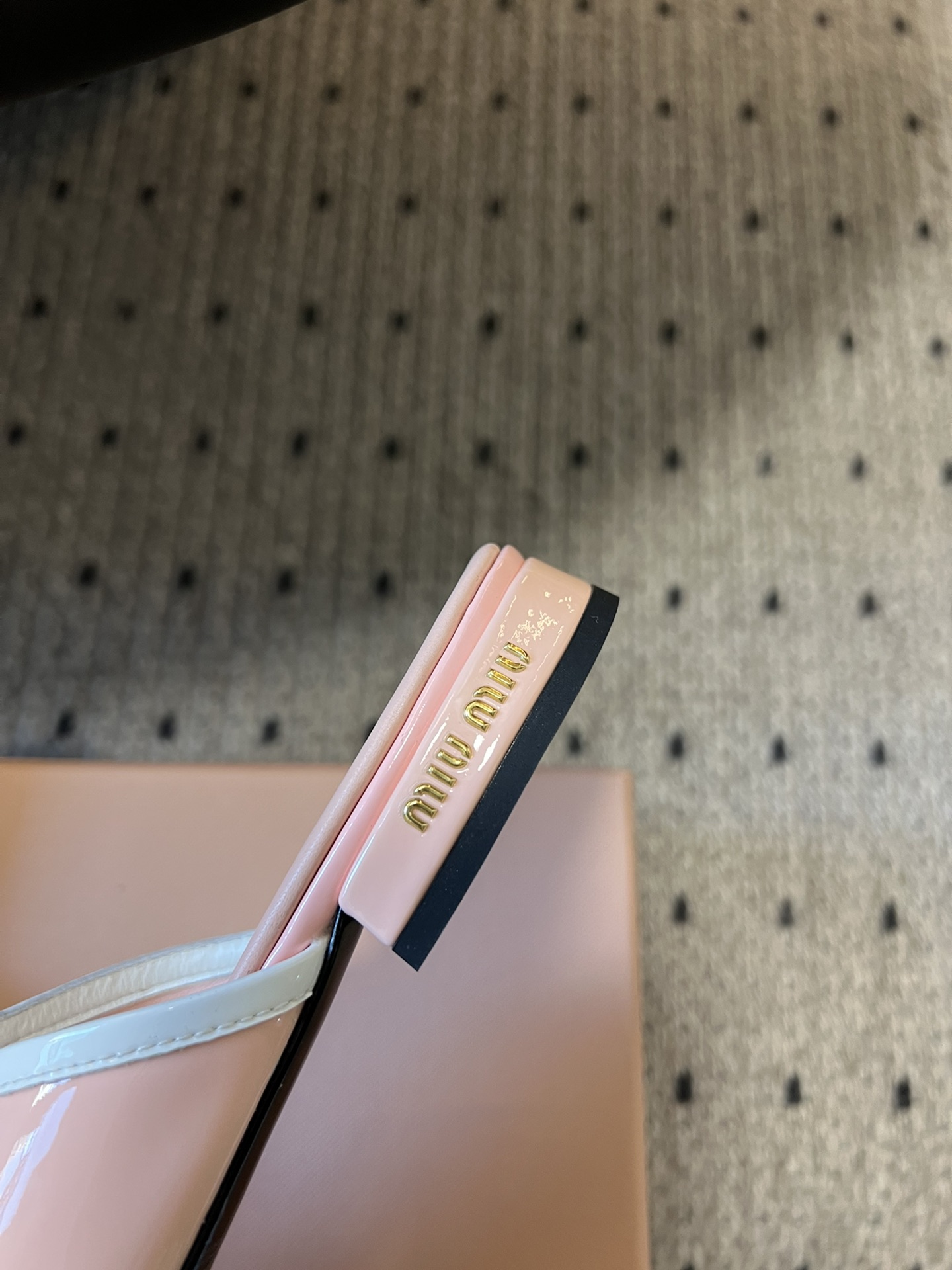 
Miu Mi* | 缪缪 ss早春新品钮扣粗跟玛丽珍半拖

专柜主打最新走秀款 蝴蝶结复古玛丽珍粗跟单