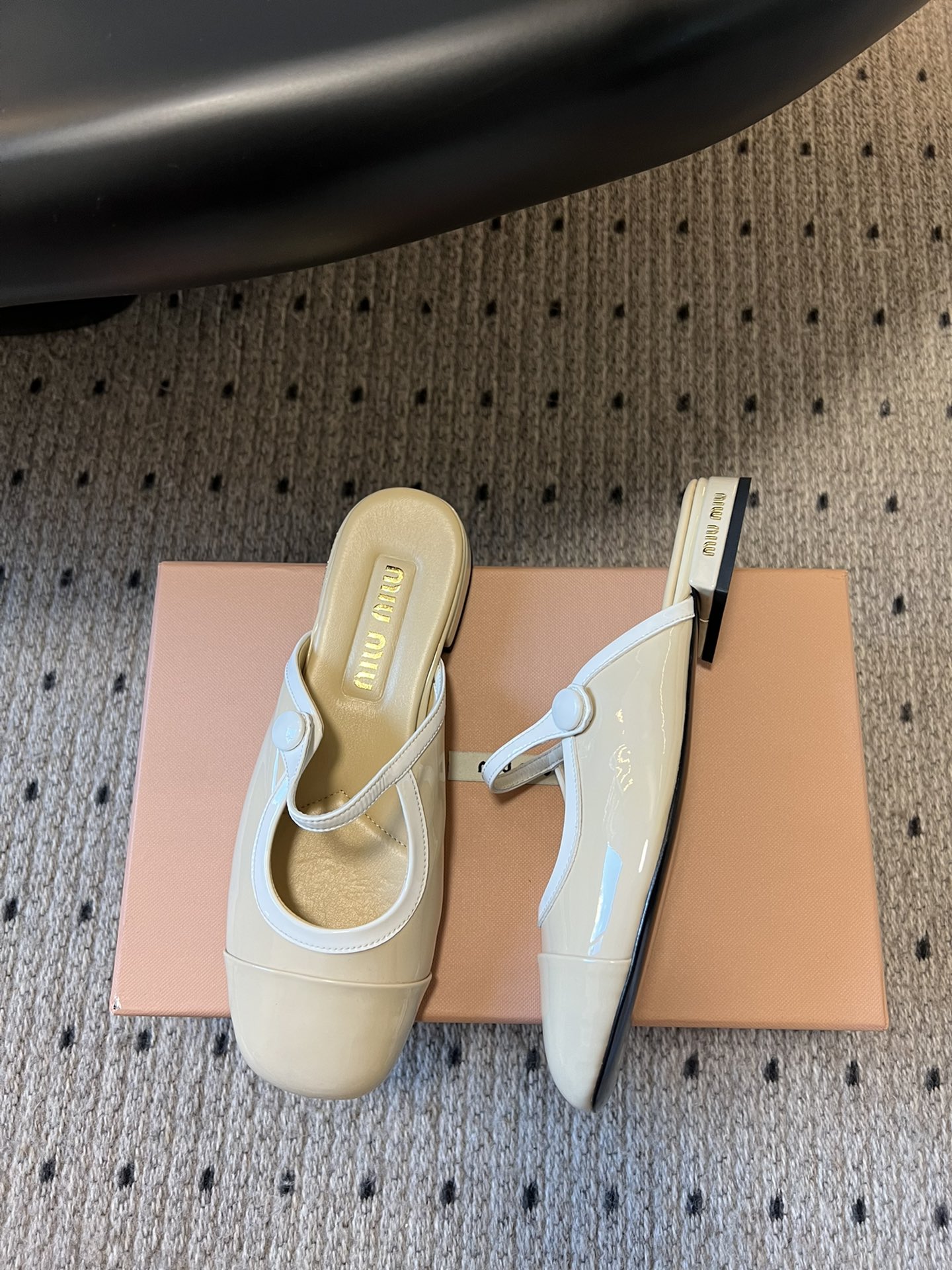
Miu Mi* | 缪缪 ss早春新品钮扣粗跟玛丽珍半拖

专柜主打最新走秀款 蝴蝶结复古玛丽珍粗跟单
