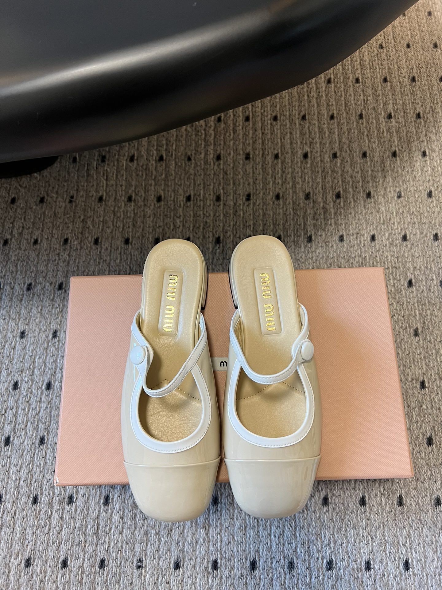 
Miu Mi* | 缪缪 ss早春新品钮扣粗跟玛丽珍半拖

专柜主打最新走秀款 蝴蝶结复古玛丽珍粗跟单