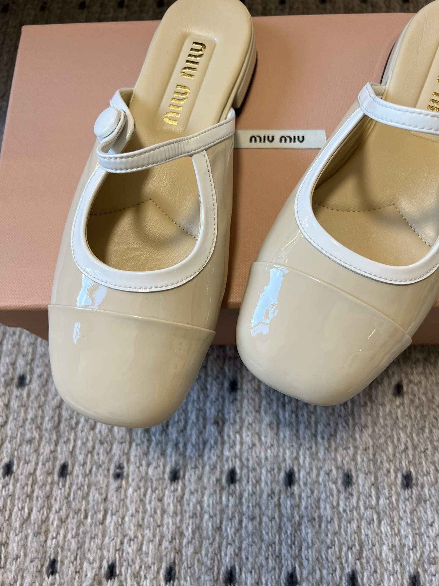 
Miu Mi* | 缪缪 ss早春新品钮扣粗跟玛丽珍半拖

专柜主打最新走秀款 蝴蝶结复古玛丽珍粗跟单