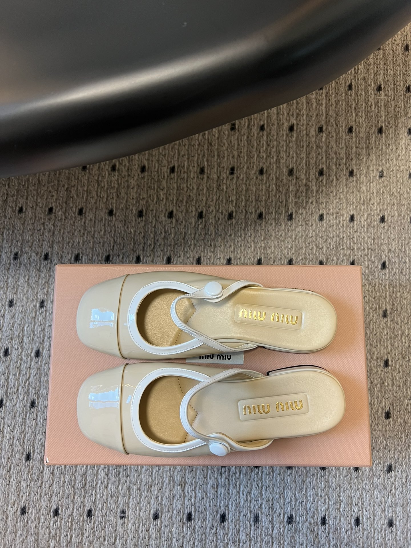 
Miu Mi* | 缪缪 ss早春新品钮扣粗跟玛丽珍半拖

专柜主打最新走秀款 蝴蝶结复古玛丽珍粗跟单