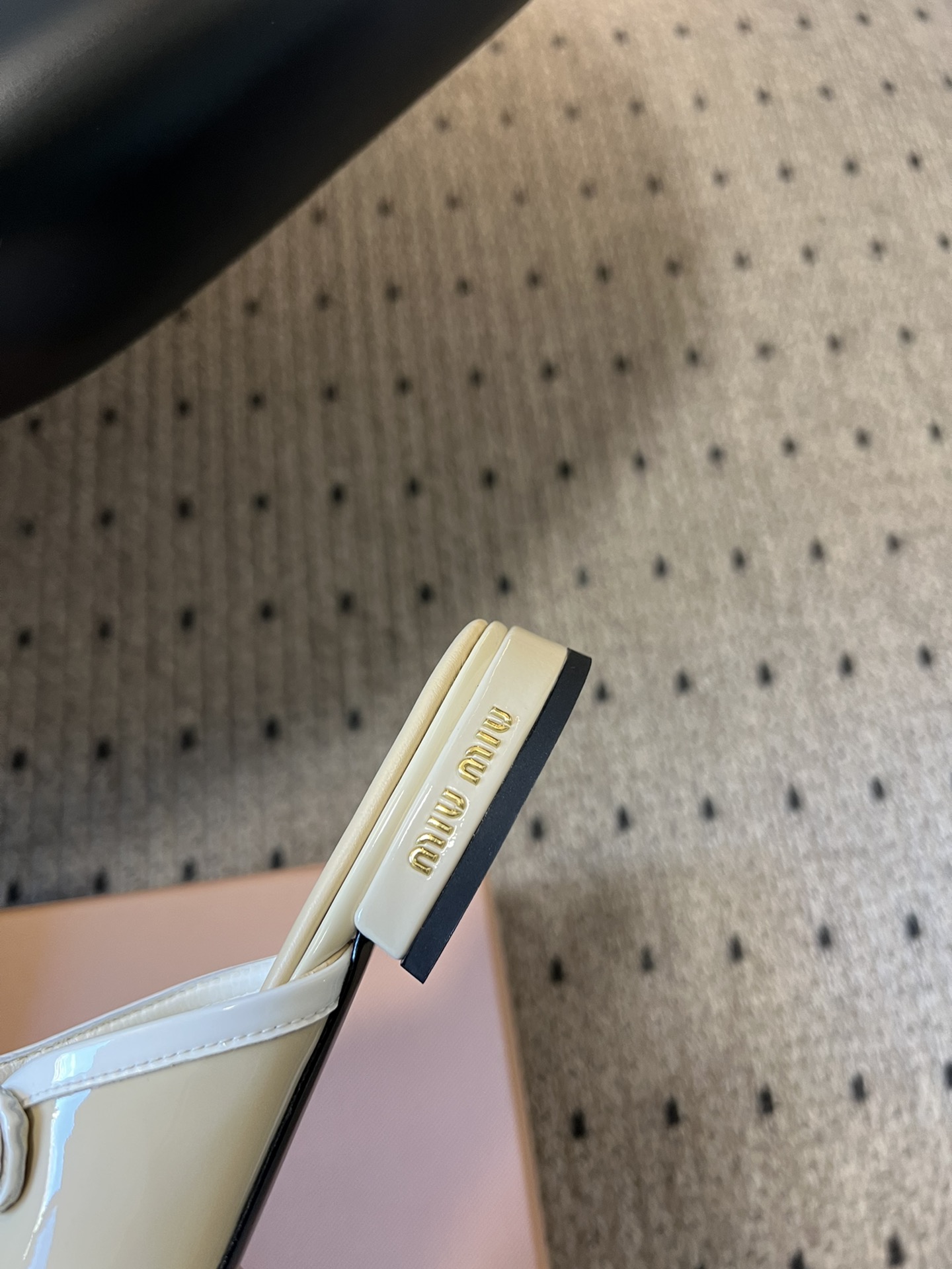 
Miu Mi* | 缪缪 ss早春新品钮扣粗跟玛丽珍半拖

专柜主打最新走秀款 蝴蝶结复古玛丽珍粗跟单