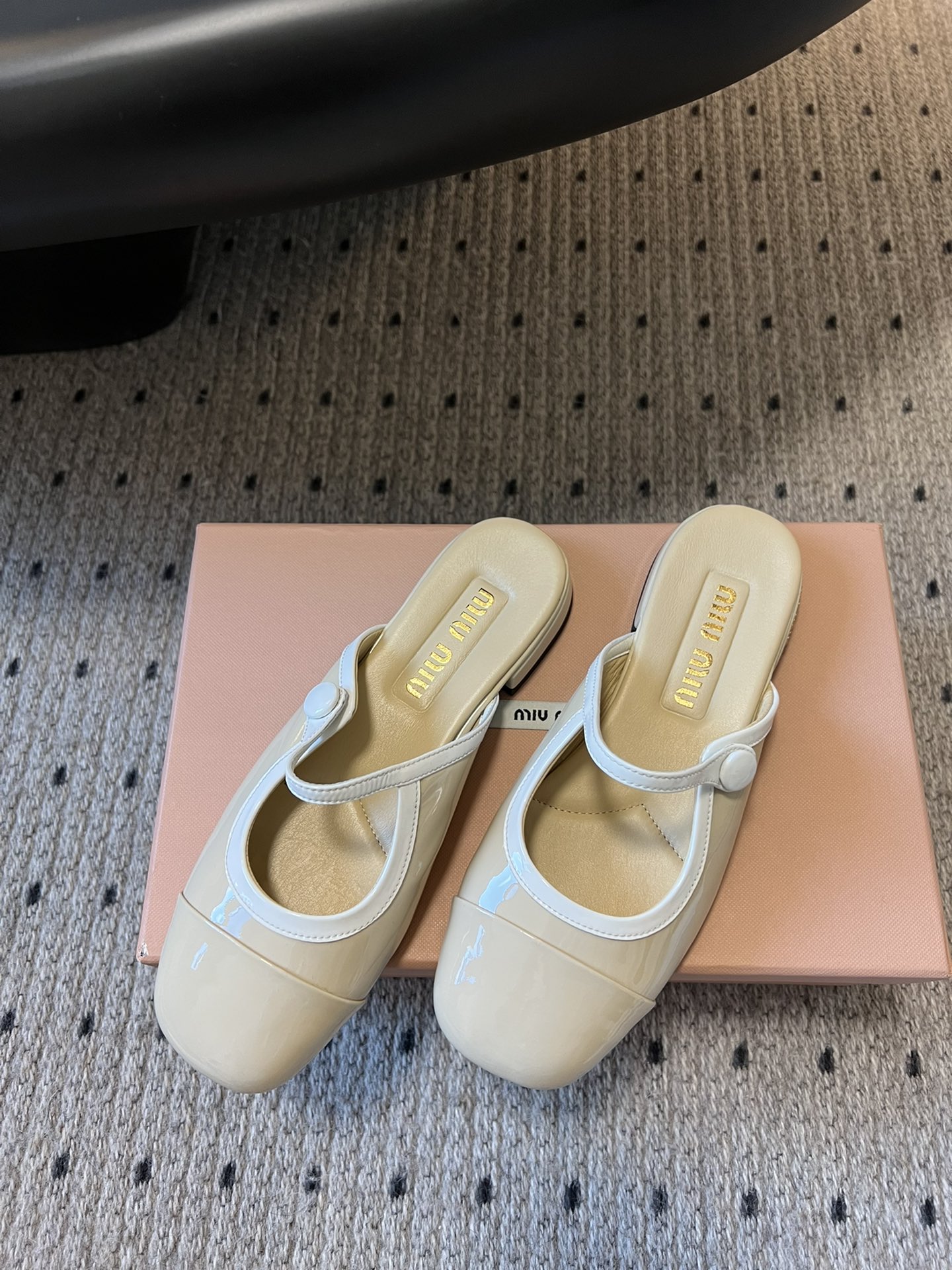 
Miu Mi* | 缪缪 ss早春新品钮扣粗跟玛丽珍半拖

专柜主打最新走秀款 蝴蝶结复古玛丽珍粗跟单
