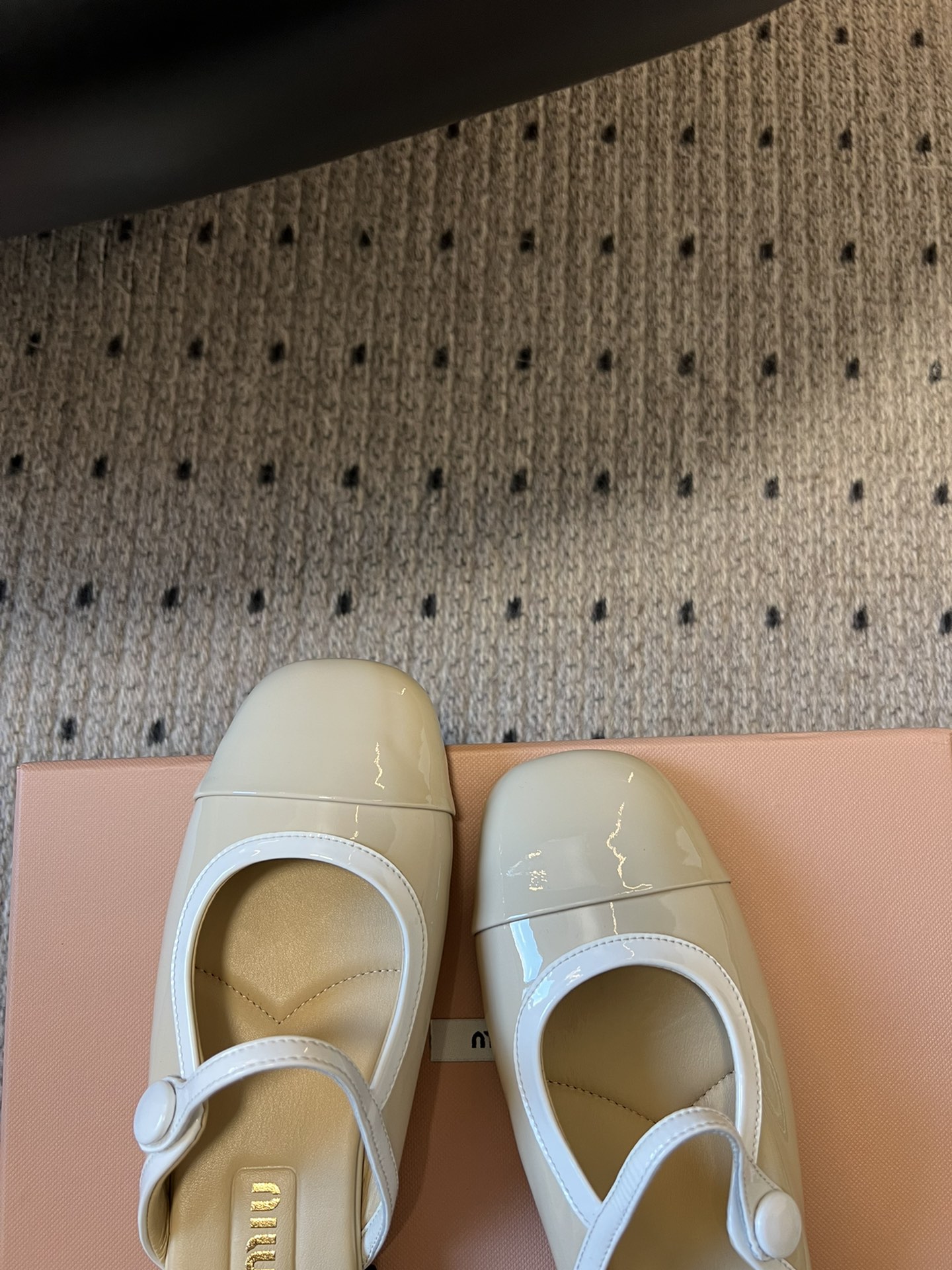 
Miu Mi* | 缪缪 ss早春新品钮扣粗跟玛丽珍半拖

专柜主打最新走秀款 蝴蝶结复古玛丽珍粗跟单