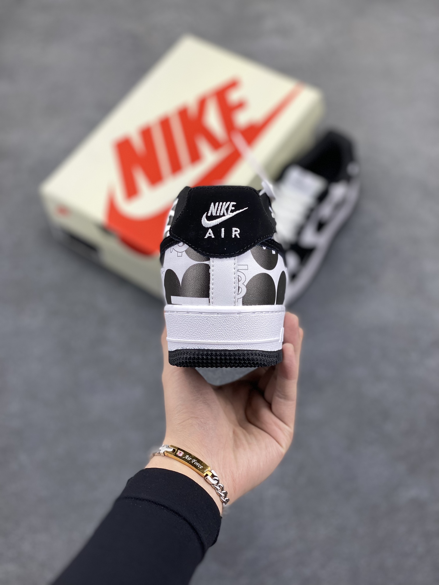 图片[4]-NIke Air Force 1 \’07 Low “巴宝莉联名——黑白奶牛”空军一号 低帮 运动鞋 休闲鞋 折边针车 工艺难度大 原楦头原纸板 原装鞋盒 定制五金配件 内置全掌气垫 原厂鞋底 货号：DF0188-029 尺码：36 36.5 37.5 38 38.5 39 40 40.5 41 42 42.5 43 44 44.5 45-选品中心