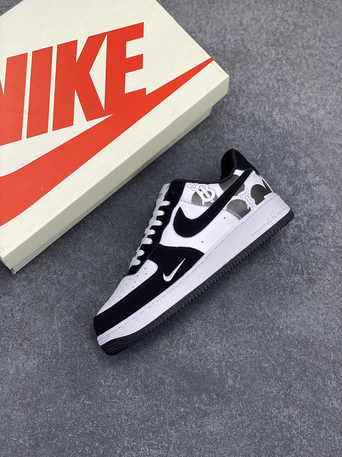 图片[7]-NIke Air Force 1 \’07 Low “巴宝莉联名——黑白奶牛”空军一号 低帮 运动鞋 休闲鞋 折边针车 工艺难度大 原楦头原纸板 原装鞋盒 定制五金配件 内置全掌气垫 原厂鞋底 货号：DF0188-029 尺码：36 36.5 37.5 38 38.5 39 40 40.5 41 42 42.5 43 44 44.5 45-选品中心