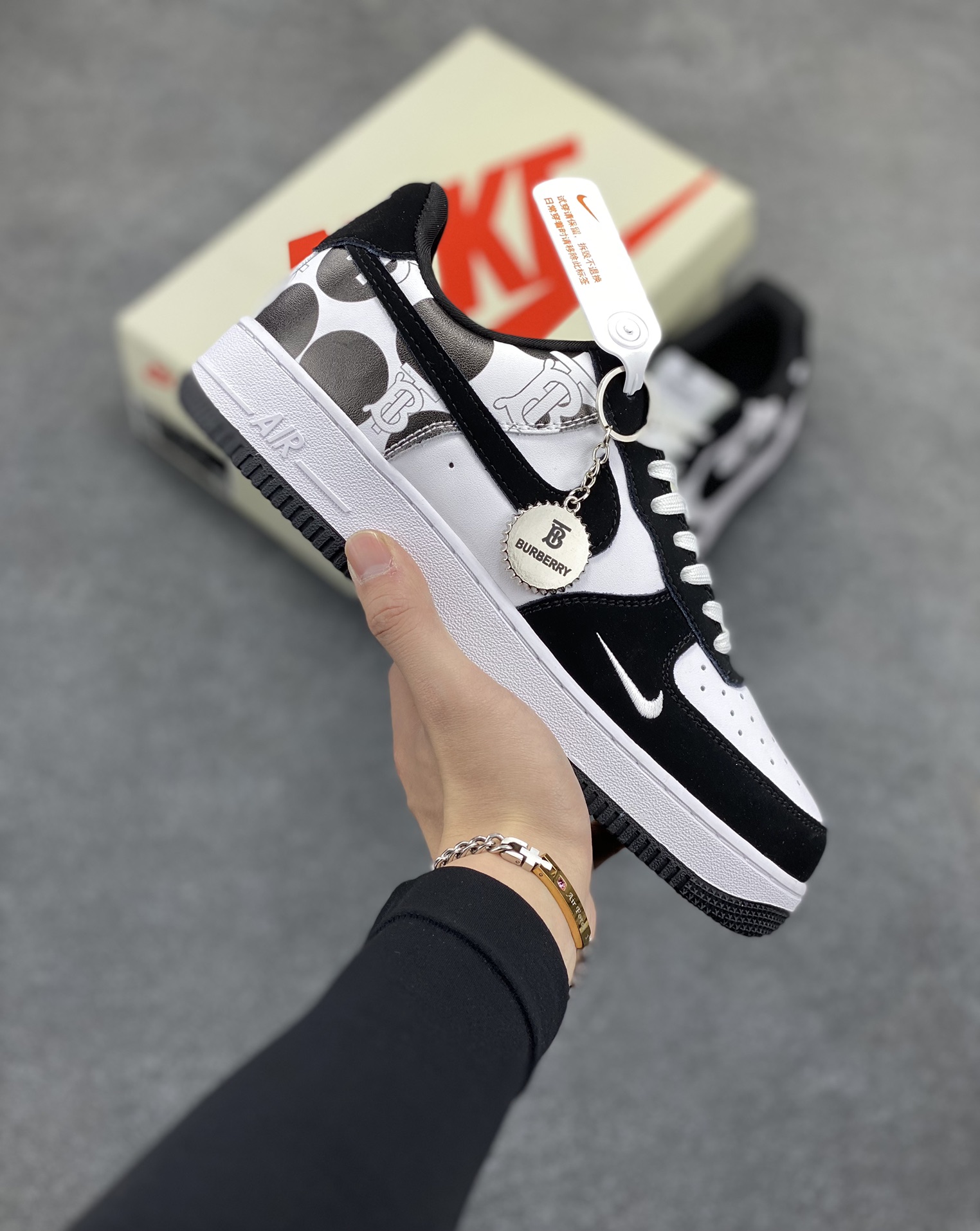 NIke Air Force 1 \'07 Low “巴宝莉联名——黑白奶牛”空军一号 低帮 运动鞋 休闲鞋 折边针车 工艺难度大 原楦头原纸板 原装鞋盒 定制五金配件 内置全掌气垫 原厂鞋底 货号：DF0188-029 尺码：36 36.5 37.5 38 38.5 39 40 40.5 41 42 42.5 43 44 44.5 45-选品中心