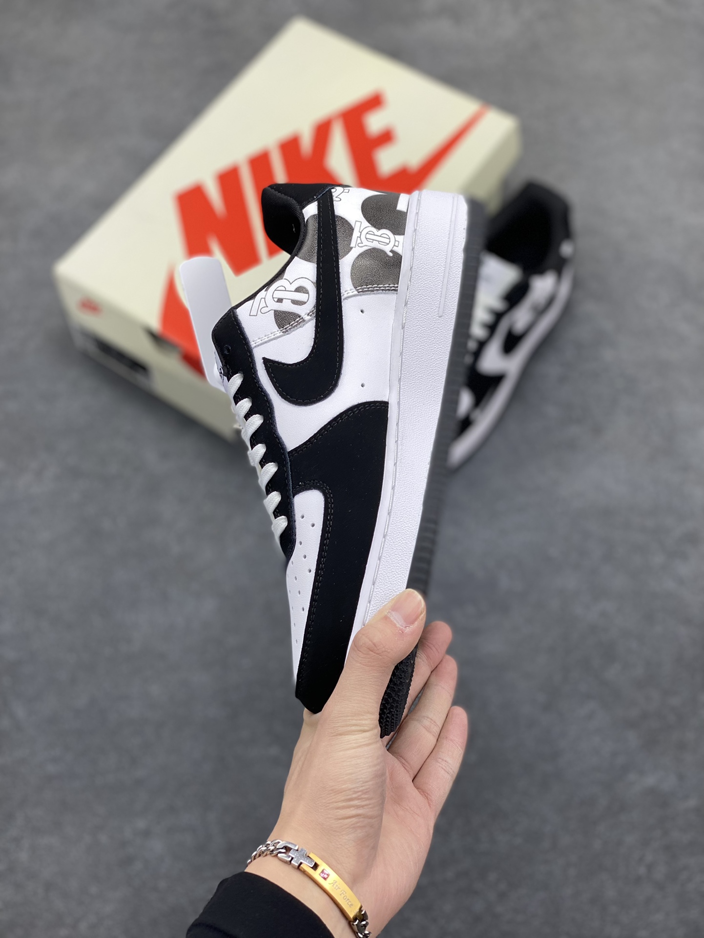 图片[3]-NIke Air Force 1 \’07 Low “巴宝莉联名——黑白奶牛”空军一号 低帮 运动鞋 休闲鞋 折边针车 工艺难度大 原楦头原纸板 原装鞋盒 定制五金配件 内置全掌气垫 原厂鞋底 货号：DF0188-029 尺码：36 36.5 37.5 38 38.5 39 40 40.5 41 42 42.5 43 44 44.5 45-选品中心
