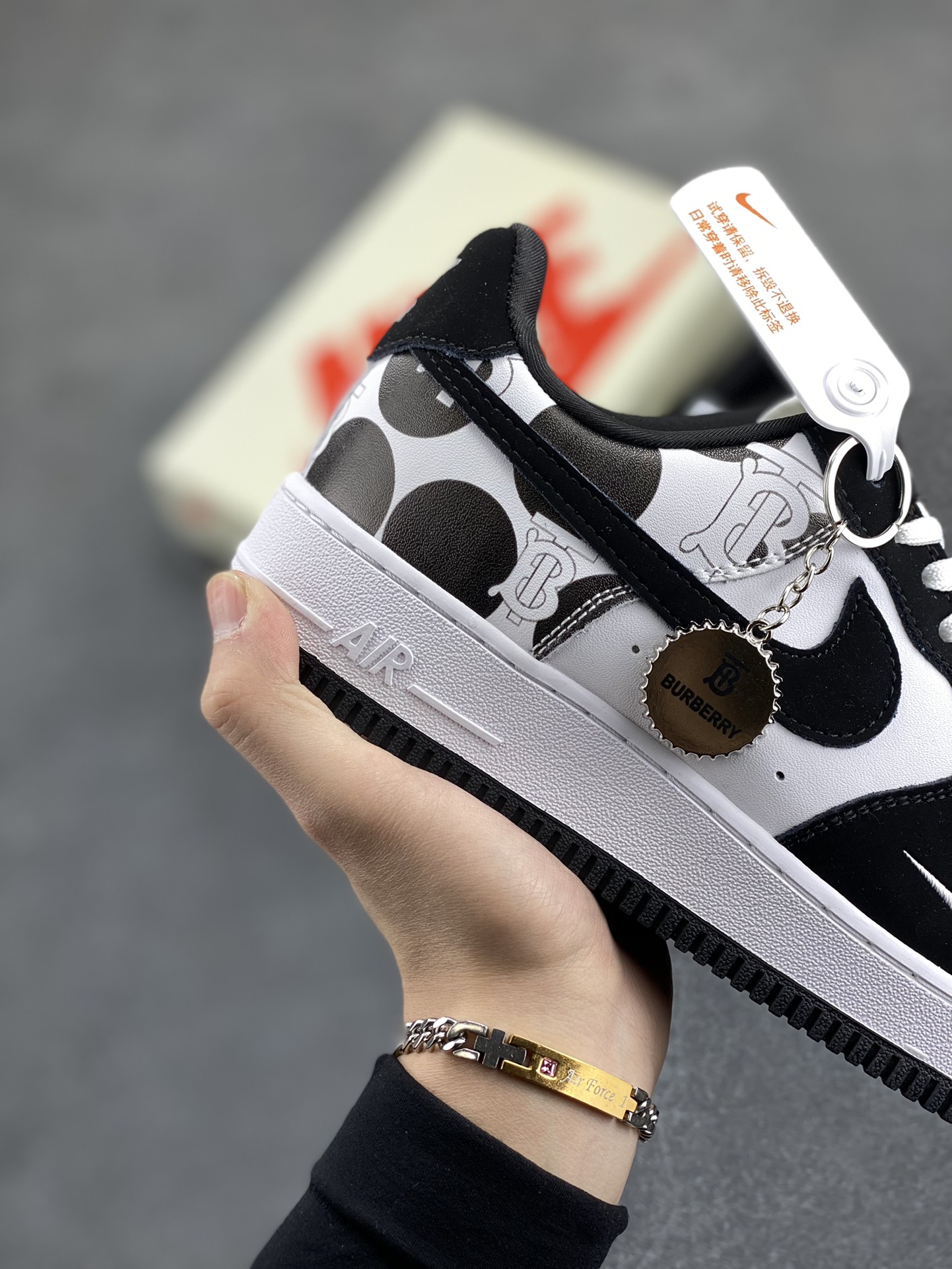 图片[6]-NIke Air Force 1 \’07 Low “巴宝莉联名——黑白奶牛”空军一号 低帮 运动鞋 休闲鞋 折边针车 工艺难度大 原楦头原纸板 原装鞋盒 定制五金配件 内置全掌气垫 原厂鞋底 货号：DF0188-029 尺码：36 36.5 37.5 38 38.5 39 40 40.5 41 42 42.5 43 44 44.5 45-选品中心