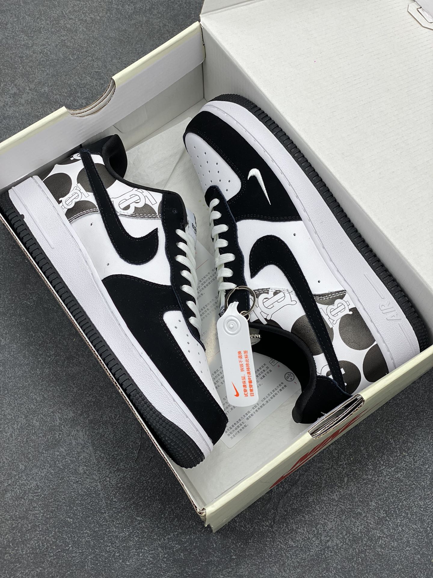 图片[9]-NIke Air Force 1 \’07 Low “巴宝莉联名——黑白奶牛”空军一号 低帮 运动鞋 休闲鞋 折边针车 工艺难度大 原楦头原纸板 原装鞋盒 定制五金配件 内置全掌气垫 原厂鞋底 货号：DF0188-029 尺码：36 36.5 37.5 38 38.5 39 40 40.5 41 42 42.5 43 44 44.5 45-选品中心