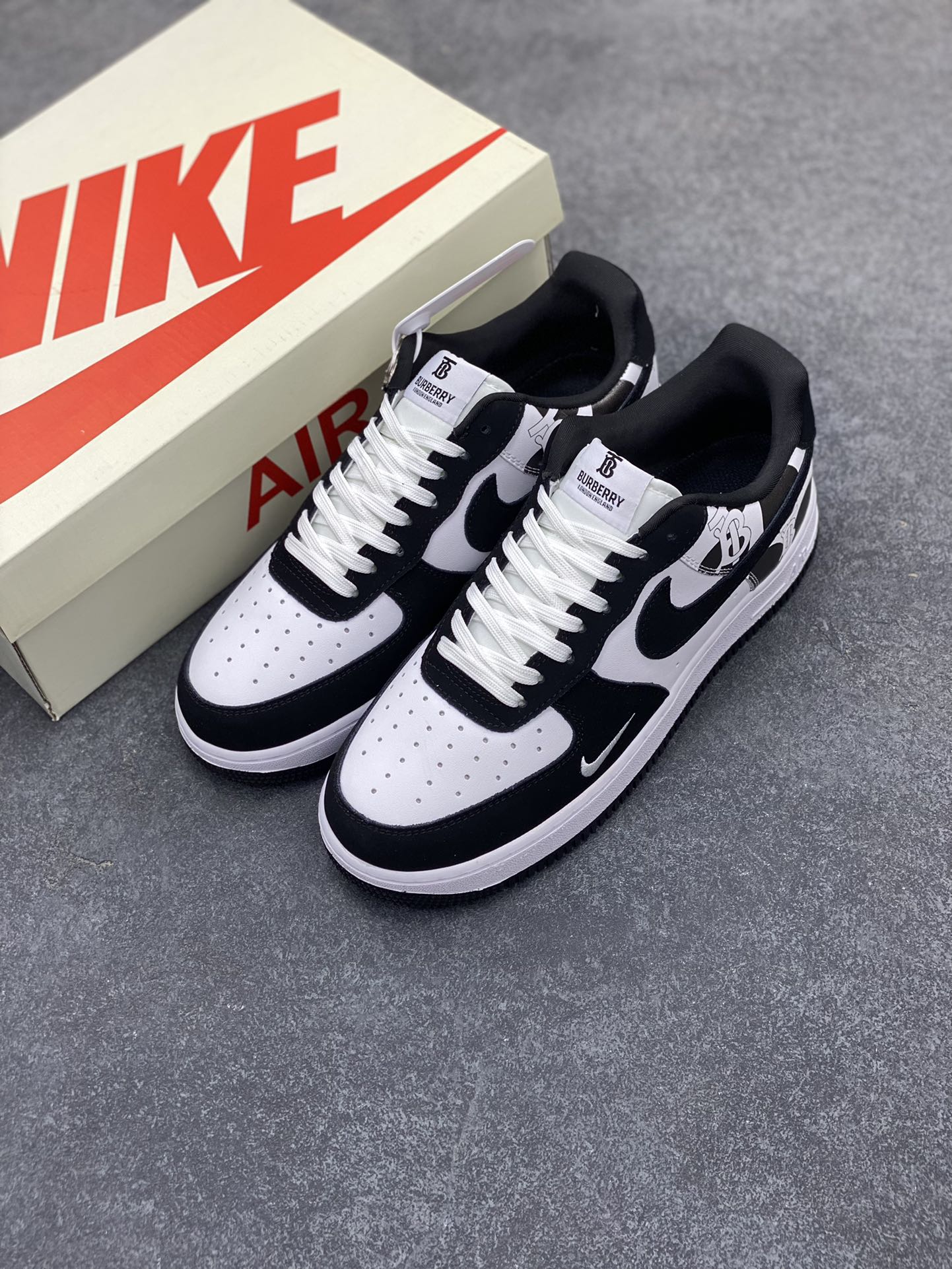 图片[8]-NIke Air Force 1 \’07 Low “巴宝莉联名——黑白奶牛”空军一号 低帮 运动鞋 休闲鞋 折边针车 工艺难度大 原楦头原纸板 原装鞋盒 定制五金配件 内置全掌气垫 原厂鞋底 货号：DF0188-029 尺码：36 36.5 37.5 38 38.5 39 40 40.5 41 42 42.5 43 44 44.5 45-选品中心