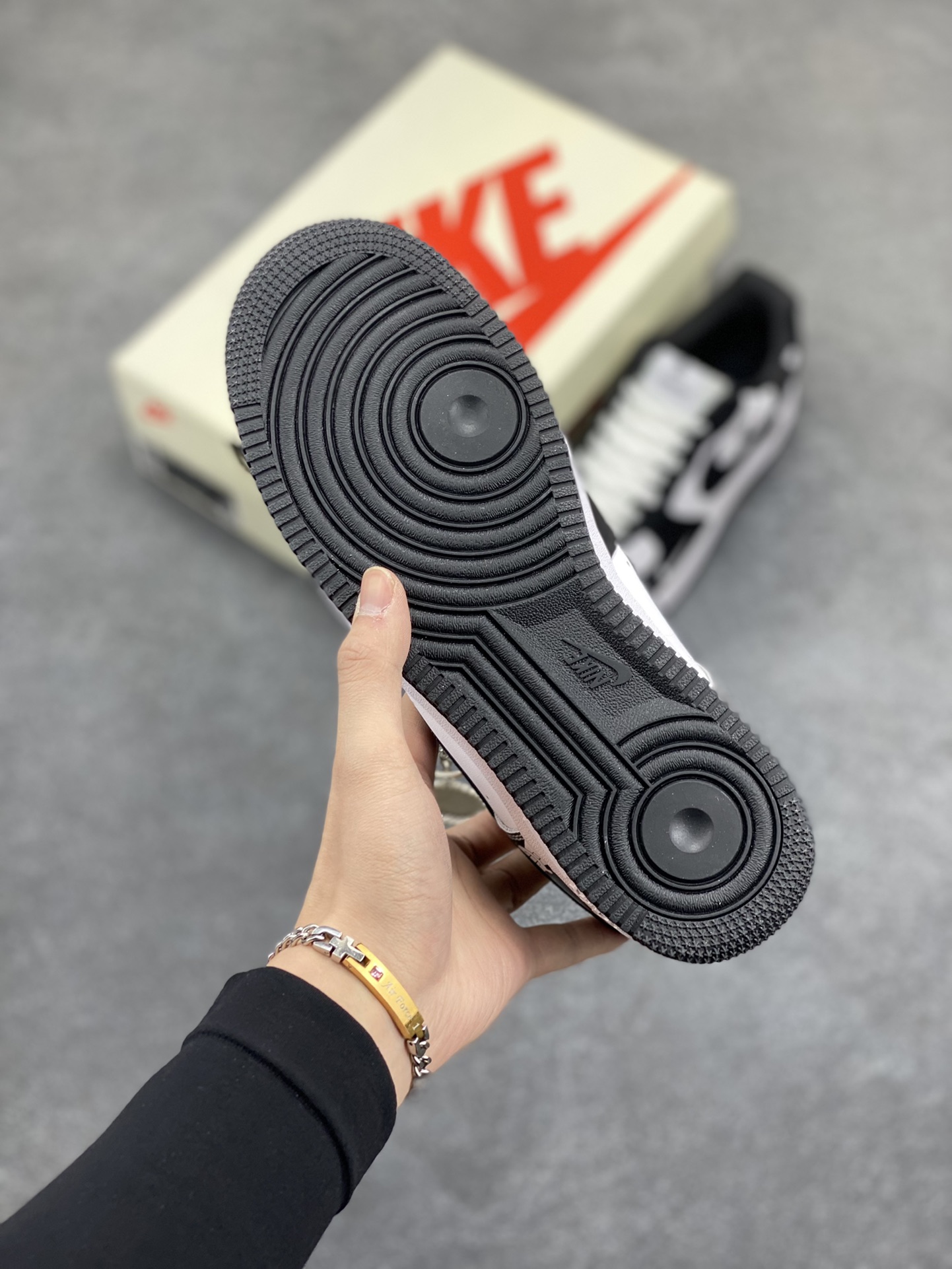 图片[5]-NIke Air Force 1 \’07 Low “巴宝莉联名——黑白奶牛”空军一号 低帮 运动鞋 休闲鞋 折边针车 工艺难度大 原楦头原纸板 原装鞋盒 定制五金配件 内置全掌气垫 原厂鞋底 货号：DF0188-029 尺码：36 36.5 37.5 38 38.5 39 40 40.5 41 42 42.5 43 44 44.5 45-选品中心