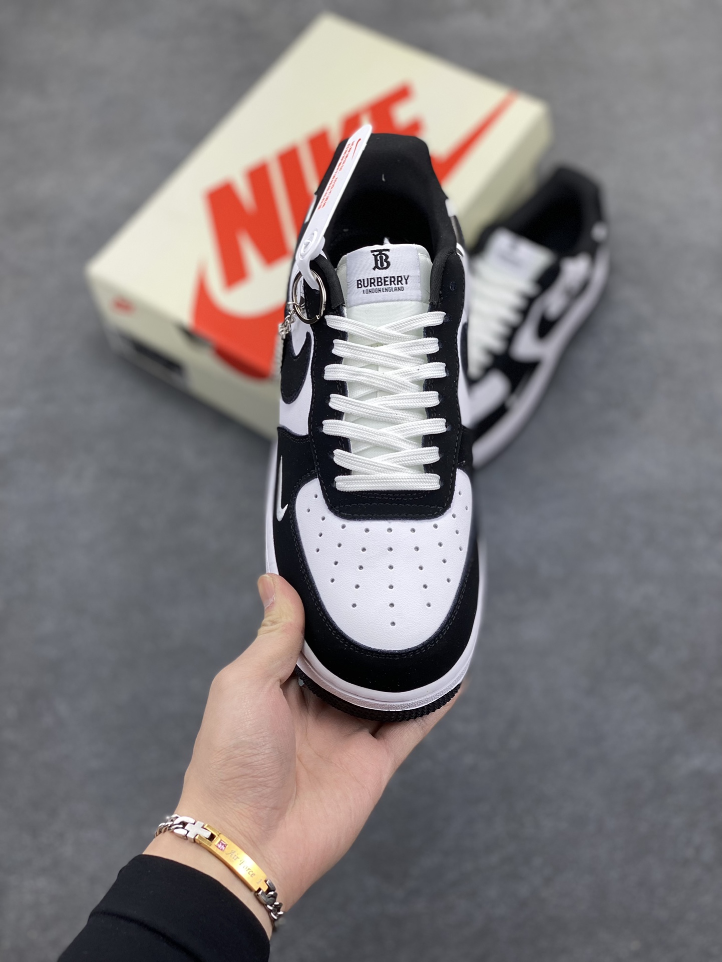 图片[2]-NIke Air Force 1 \’07 Low “巴宝莉联名——黑白奶牛”空军一号 低帮 运动鞋 休闲鞋 折边针车 工艺难度大 原楦头原纸板 原装鞋盒 定制五金配件 内置全掌气垫 原厂鞋底 货号：DF0188-029 尺码：36 36.5 37.5 38 38.5 39 40 40.5 41 42 42.5 43 44 44.5 45-选品中心
