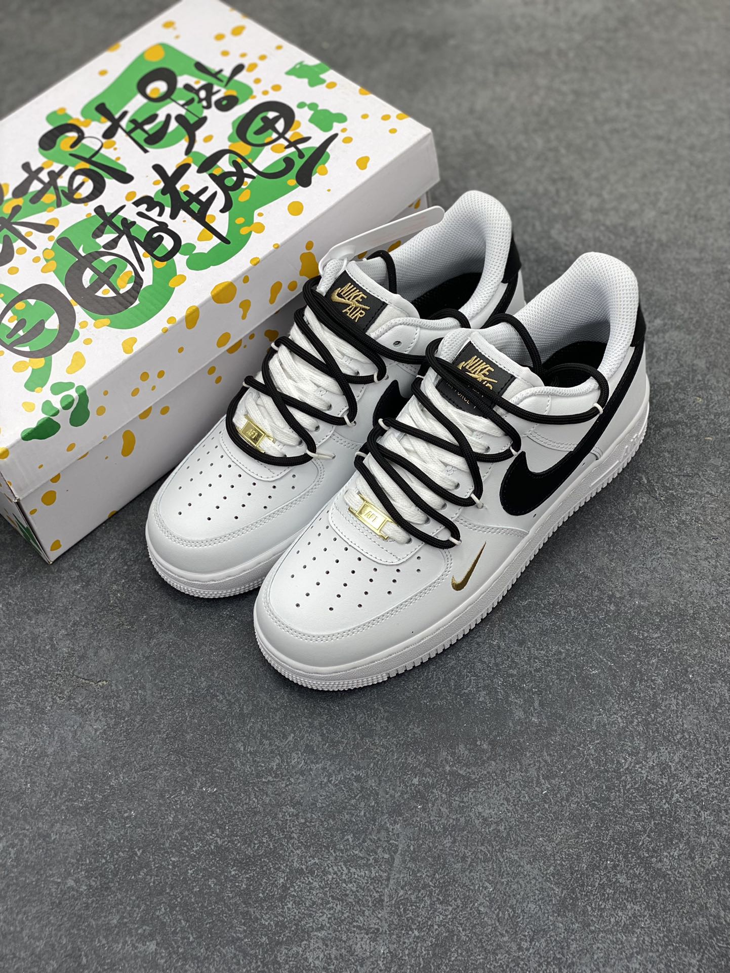 图片[8]-“解构迷你金勾”✨订制空军一号板鞋 该定制版球鞋选用原鞋款为Nike Air Force 1\’07 空军一号低帮休闲板鞋，整体配色以白黑色为主，解构风格， 增加个性的同时提高舒适性。搭配解构风双鞋带，潮流属性爆表！ 货号：CZ0210-102 尺码：36 36.5 37.5 38 38.5 39 40 40.5 41 42 42.5 43 44 44.5 45-选品中心