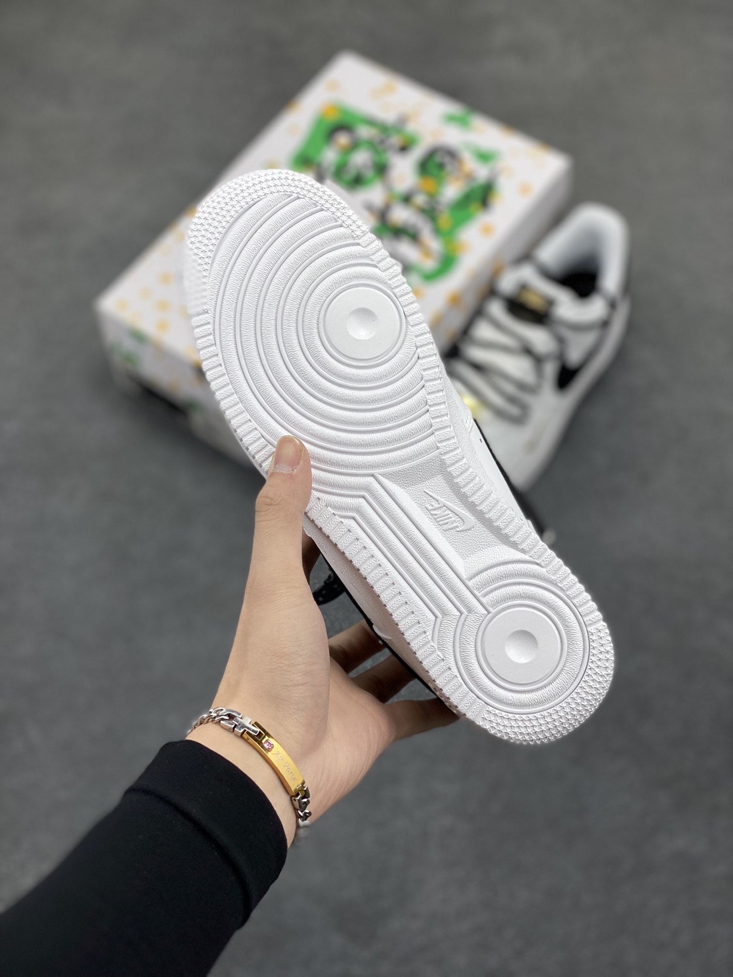 图片[5]-“解构迷你金勾”✨订制空军一号板鞋 该定制版球鞋选用原鞋款为Nike Air Force 1\’07 空军一号低帮休闲板鞋，整体配色以白黑色为主，解构风格， 增加个性的同时提高舒适性。搭配解构风双鞋带，潮流属性爆表！ 货号：CZ0210-102 尺码：36 36.5 37.5 38 38.5 39 40 40.5 41 42 42.5 43 44 44.5 45-选品中心