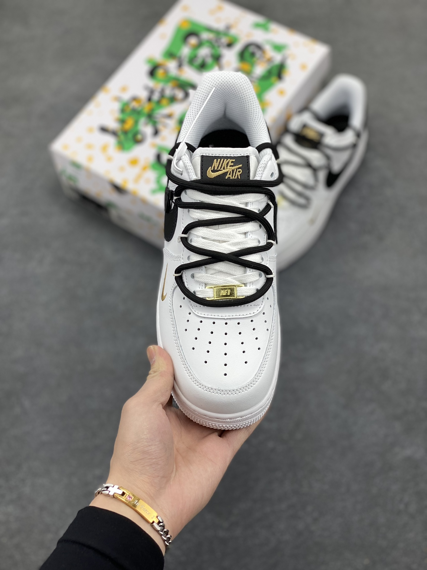 图片[2]-“解构迷你金勾”✨订制空军一号板鞋 该定制版球鞋选用原鞋款为Nike Air Force 1\’07 空军一号低帮休闲板鞋，整体配色以白黑色为主，解构风格， 增加个性的同时提高舒适性。搭配解构风双鞋带，潮流属性爆表！ 货号：CZ0210-102 尺码：36 36.5 37.5 38 38.5 39 40 40.5 41 42 42.5 43 44 44.5 45-选品中心