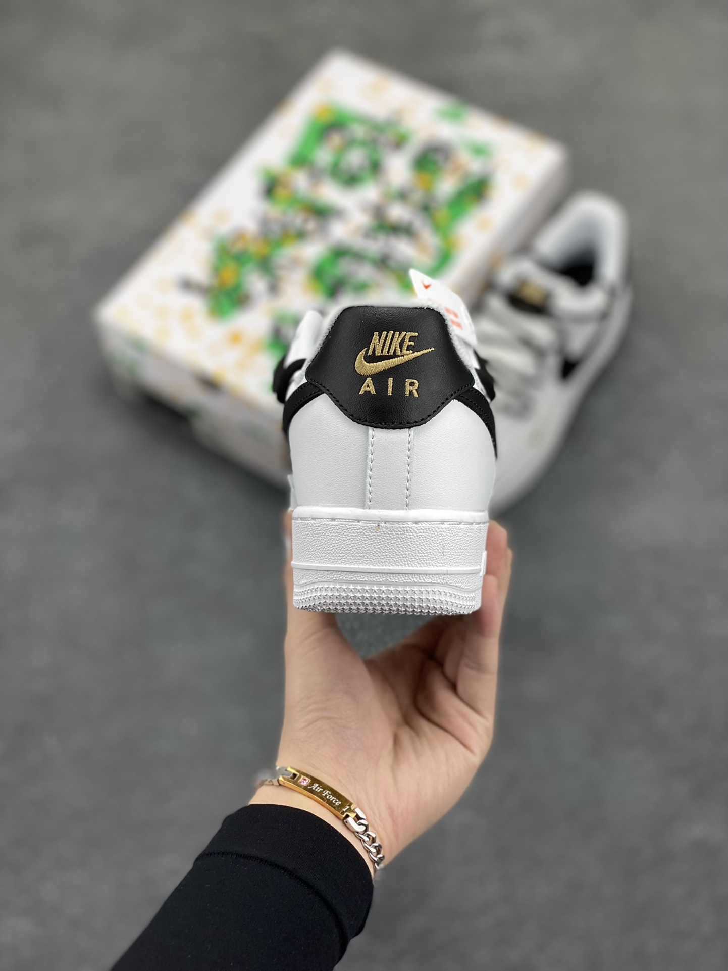 图片[4]-“解构迷你金勾”✨订制空军一号板鞋 该定制版球鞋选用原鞋款为Nike Air Force 1\’07 空军一号低帮休闲板鞋，整体配色以白黑色为主，解构风格， 增加个性的同时提高舒适性。搭配解构风双鞋带，潮流属性爆表！ 货号：CZ0210-102 尺码：36 36.5 37.5 38 38.5 39 40 40.5 41 42 42.5 43 44 44.5 45-选品中心