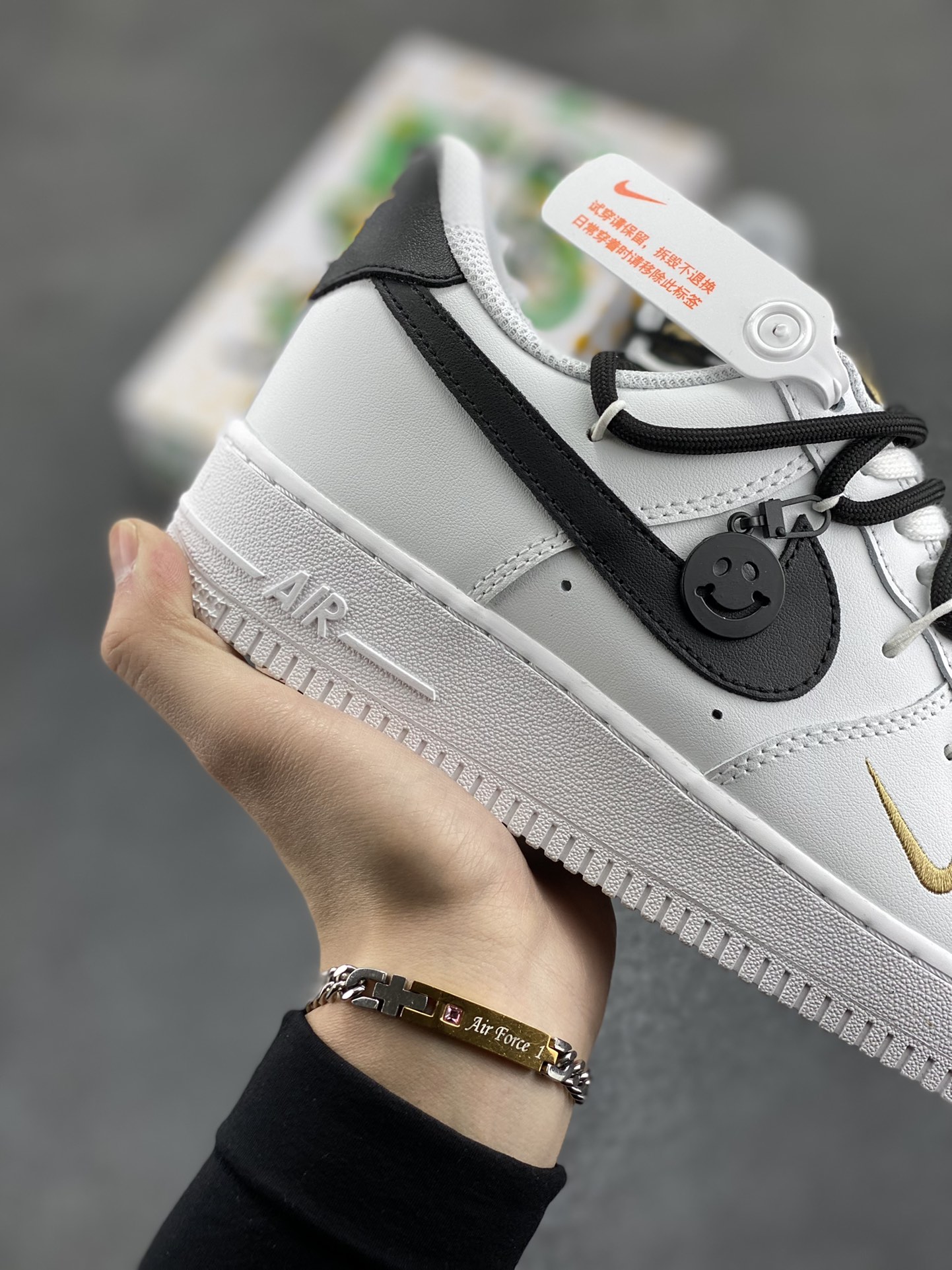 图片[6]-“解构迷你金勾”✨订制空军一号板鞋 该定制版球鞋选用原鞋款为Nike Air Force 1\’07 空军一号低帮休闲板鞋，整体配色以白黑色为主，解构风格， 增加个性的同时提高舒适性。搭配解构风双鞋带，潮流属性爆表！ 货号：CZ0210-102 尺码：36 36.5 37.5 38 38.5 39 40 40.5 41 42 42.5 43 44 44.5 45-选品中心