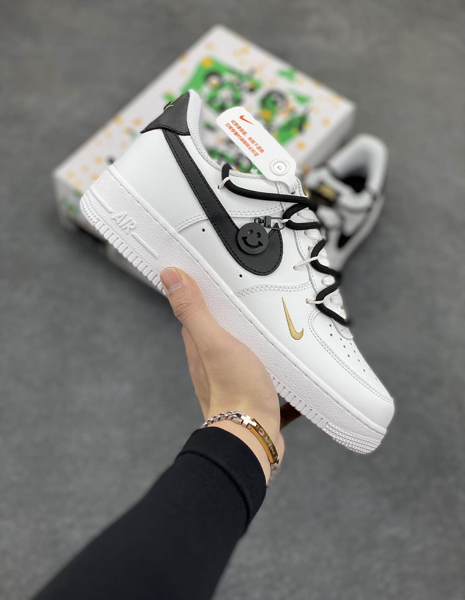 “解构迷你金勾”✨订制空军一号板鞋 该定制版球鞋选用原鞋款为Nike Air Force 1\’07 空军一号低帮休闲板鞋,整体配色以白黑色为主,解构风格, 增加个性的同时提高舒适性。搭配解构风双鞋带,潮流属性爆表! 货号:CZ0210-102 尺码:36 36.5 37.5 38 38.5 39 40 40.5 41 42 42.5 43 44 44.5 45-选品中心