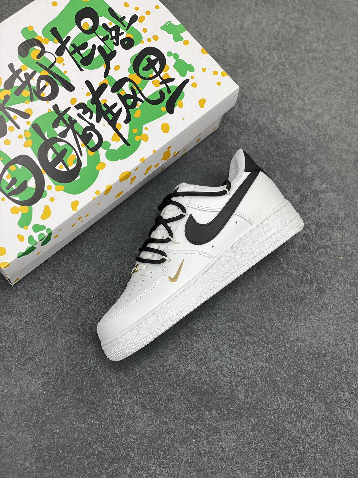 图片[7]-“解构迷你金勾”✨订制空军一号板鞋 该定制版球鞋选用原鞋款为Nike Air Force 1\’07 空军一号低帮休闲板鞋，整体配色以白黑色为主，解构风格， 增加个性的同时提高舒适性。搭配解构风双鞋带，潮流属性爆表！ 货号：CZ0210-102 尺码：36 36.5 37.5 38 38.5 39 40 40.5 41 42 42.5 43 44 44.5 45-选品中心