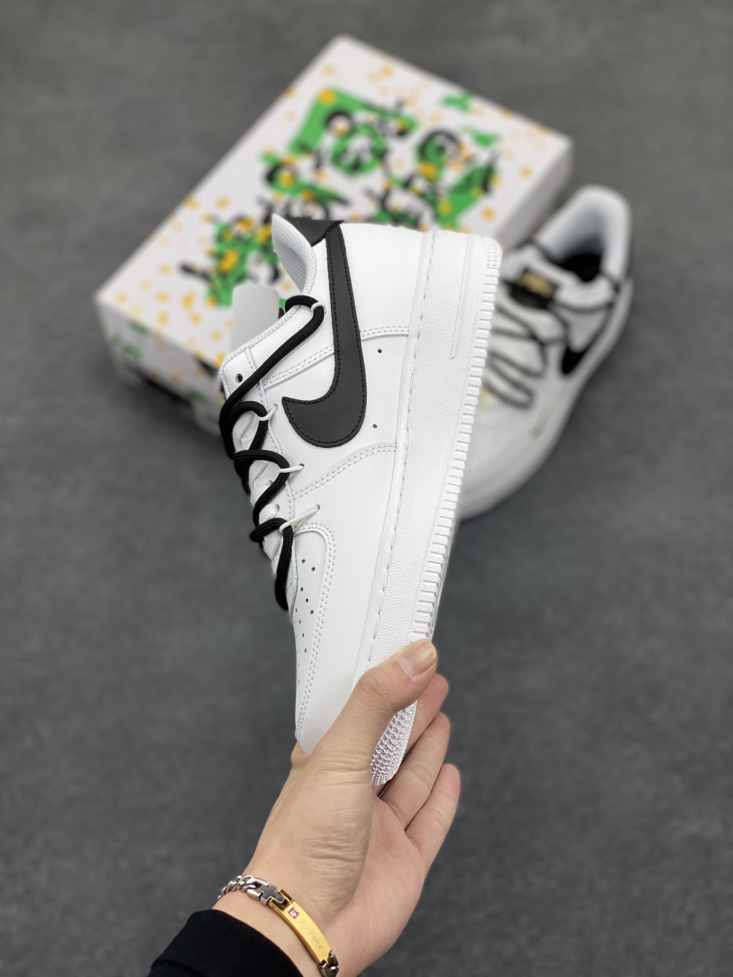 图片[3]-“解构迷你金勾”✨订制空军一号板鞋 该定制版球鞋选用原鞋款为Nike Air Force 1\’07 空军一号低帮休闲板鞋，整体配色以白黑色为主，解构风格， 增加个性的同时提高舒适性。搭配解构风双鞋带，潮流属性爆表！ 货号：CZ0210-102 尺码：36 36.5 37.5 38 38.5 39 40 40.5 41 42 42.5 43 44 44.5 45-选品中心