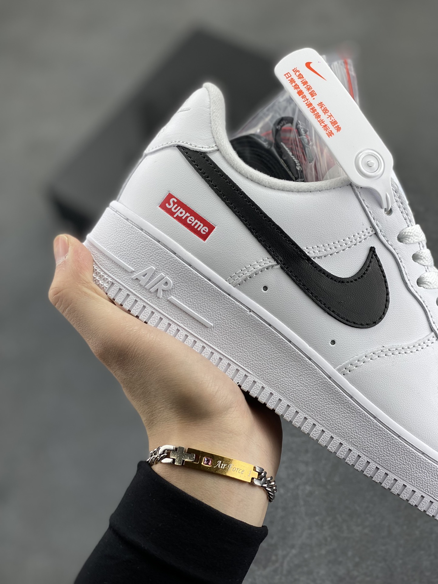 图片[6]-Nike Air Force 1 Low 07 x Supreme 原楦头原纸板 打造纯正低帮空军版型 专注外贸渠道 全掌内置蜂窝气垫 原盒配件 原厂中底钢印、拉帮完美 货号：CU9225-010 尺码：36 36.5 37.5 38 38.5 39 40 40.5 41 42 42.5 43 44 44.5 45 46-选品中心