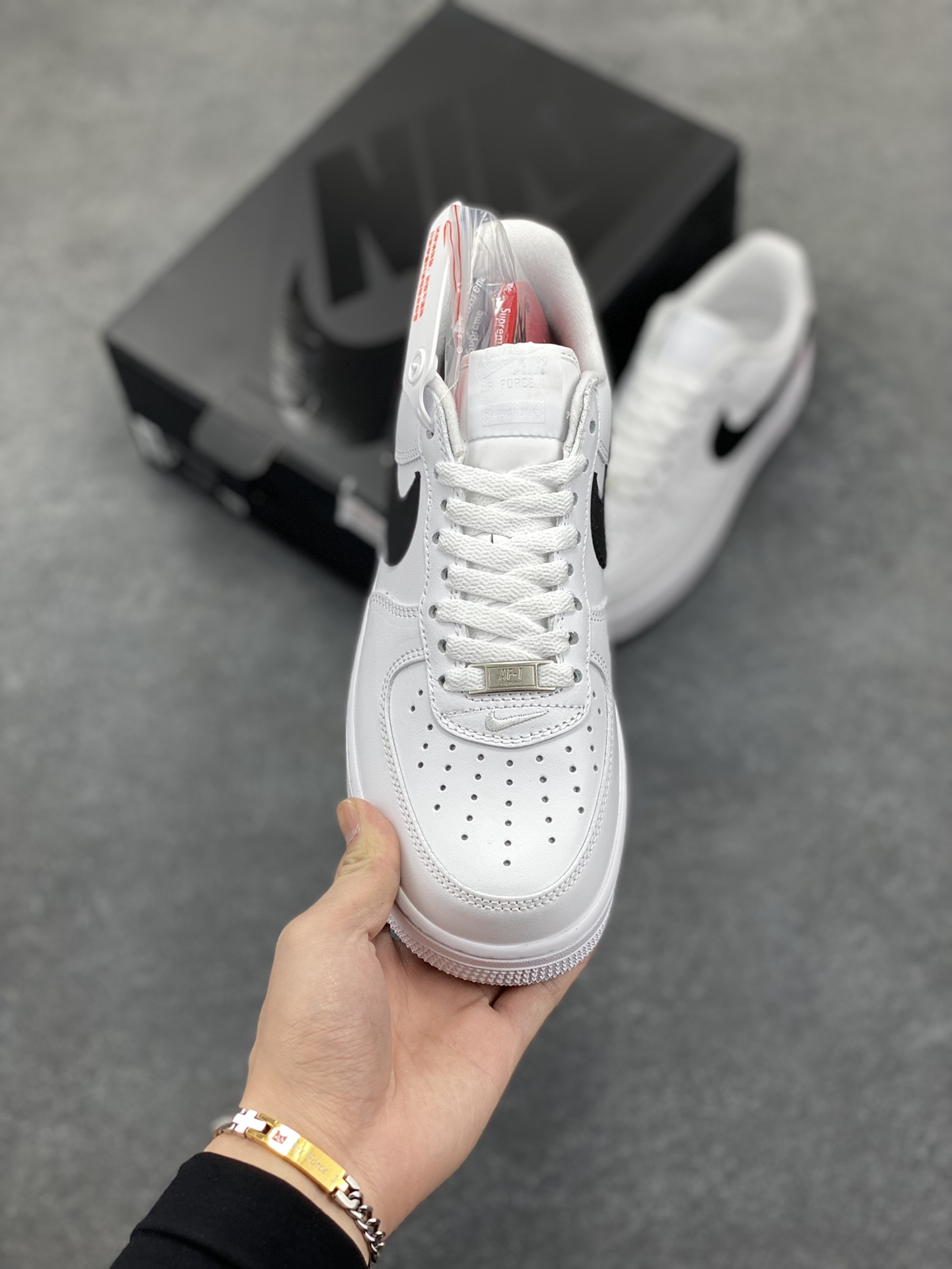 图片[2]-Nike Air Force 1 Low 07 x Supreme 原楦头原纸板 打造纯正低帮空军版型 专注外贸渠道 全掌内置蜂窝气垫 原盒配件 原厂中底钢印、拉帮完美 货号：CU9225-010 尺码：36 36.5 37.5 38 38.5 39 40 40.5 41 42 42.5 43 44 44.5 45 46-选品中心