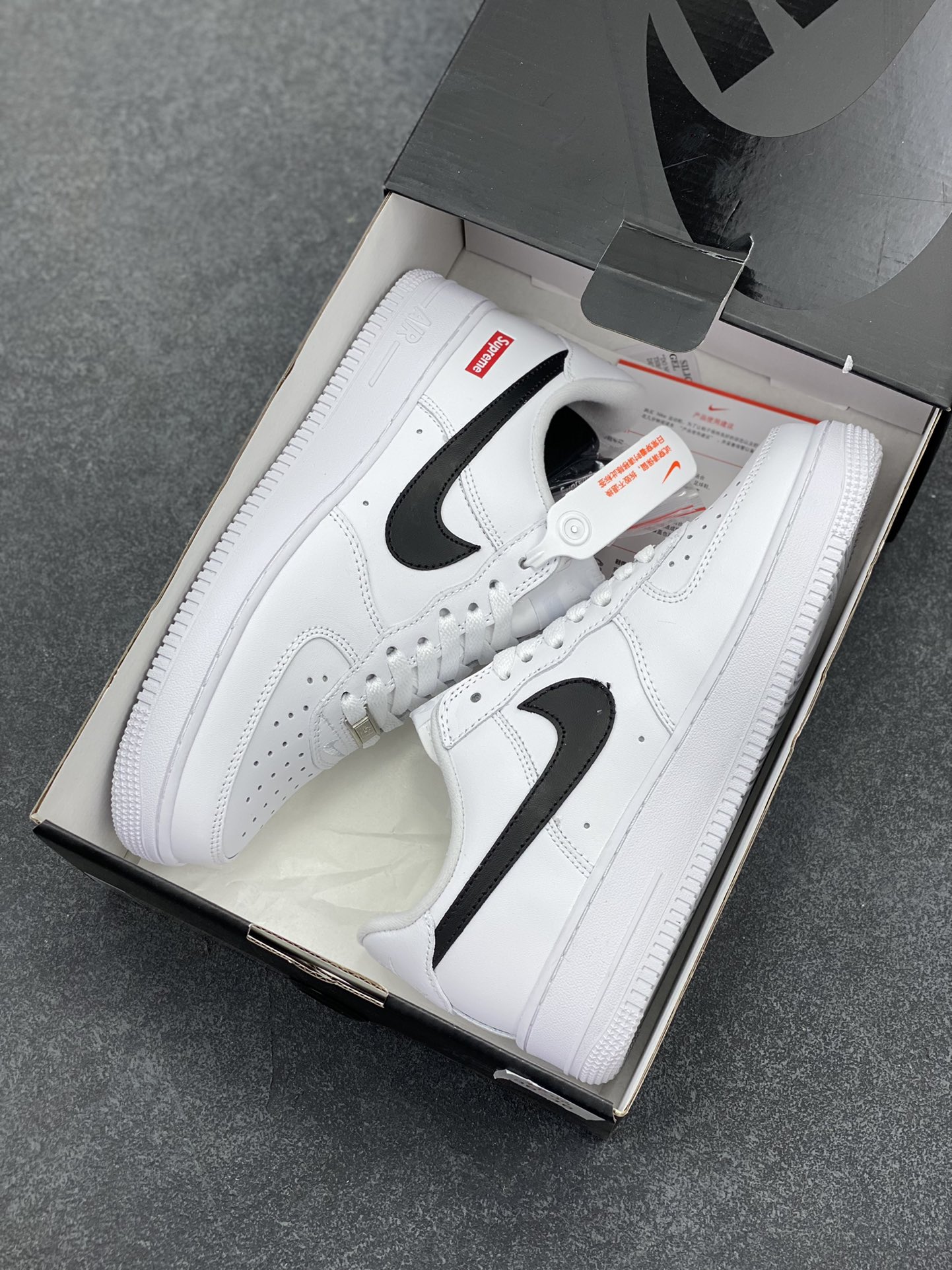 图片[9]-Nike Air Force 1 Low 07 x Supreme 原楦头原纸板 打造纯正低帮空军版型 专注外贸渠道 全掌内置蜂窝气垫 原盒配件 原厂中底钢印、拉帮完美 货号：CU9225-010 尺码：36 36.5 37.5 38 38.5 39 40 40.5 41 42 42.5 43 44 44.5 45 46-选品中心