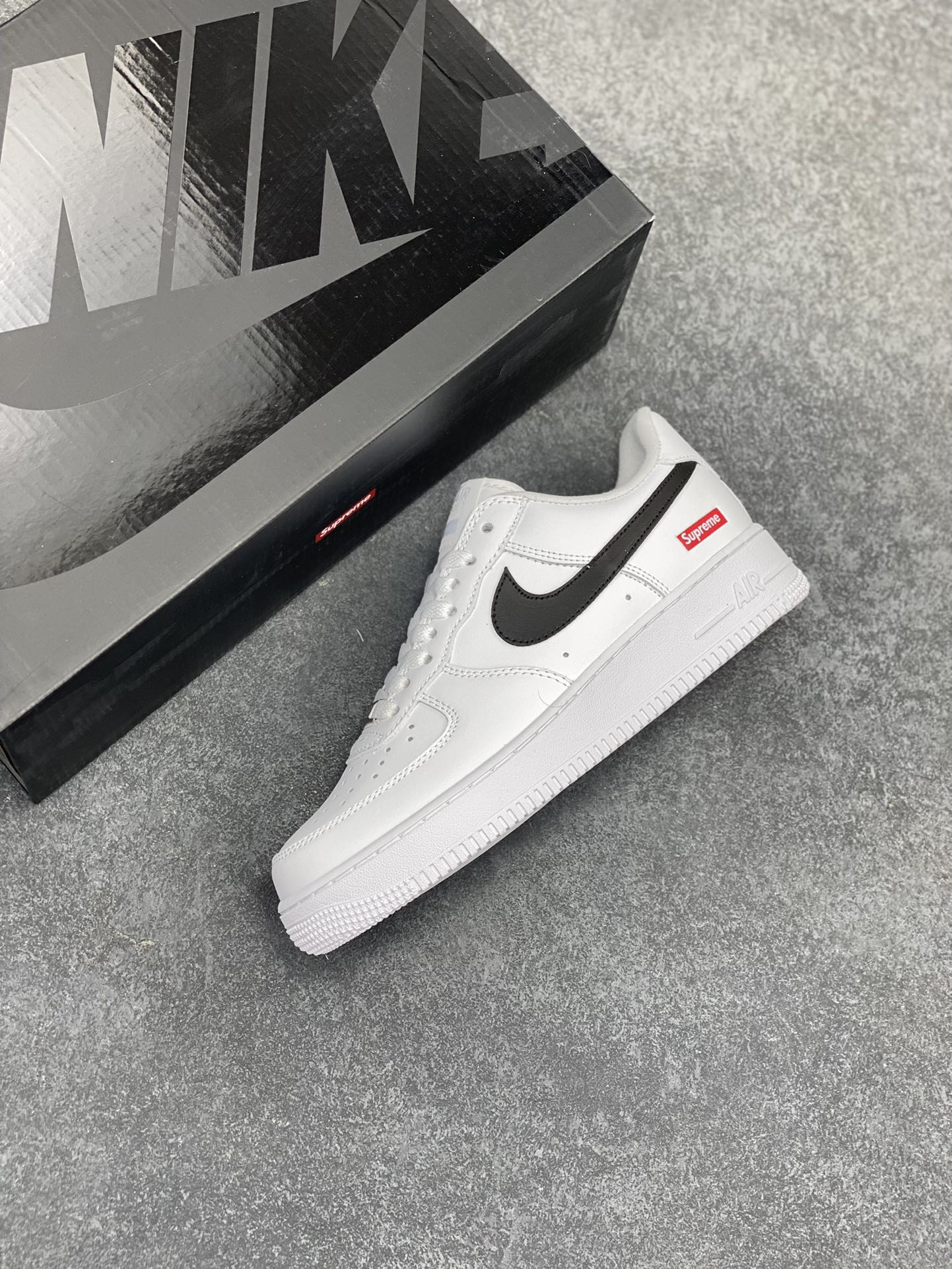 图片[7]-Nike Air Force 1 Low 07 x Supreme 原楦头原纸板 打造纯正低帮空军版型 专注外贸渠道 全掌内置蜂窝气垫 原盒配件 原厂中底钢印、拉帮完美 货号：CU9225-010 尺码：36 36.5 37.5 38 38.5 39 40 40.5 41 42 42.5 43 44 44.5 45 46-选品中心
