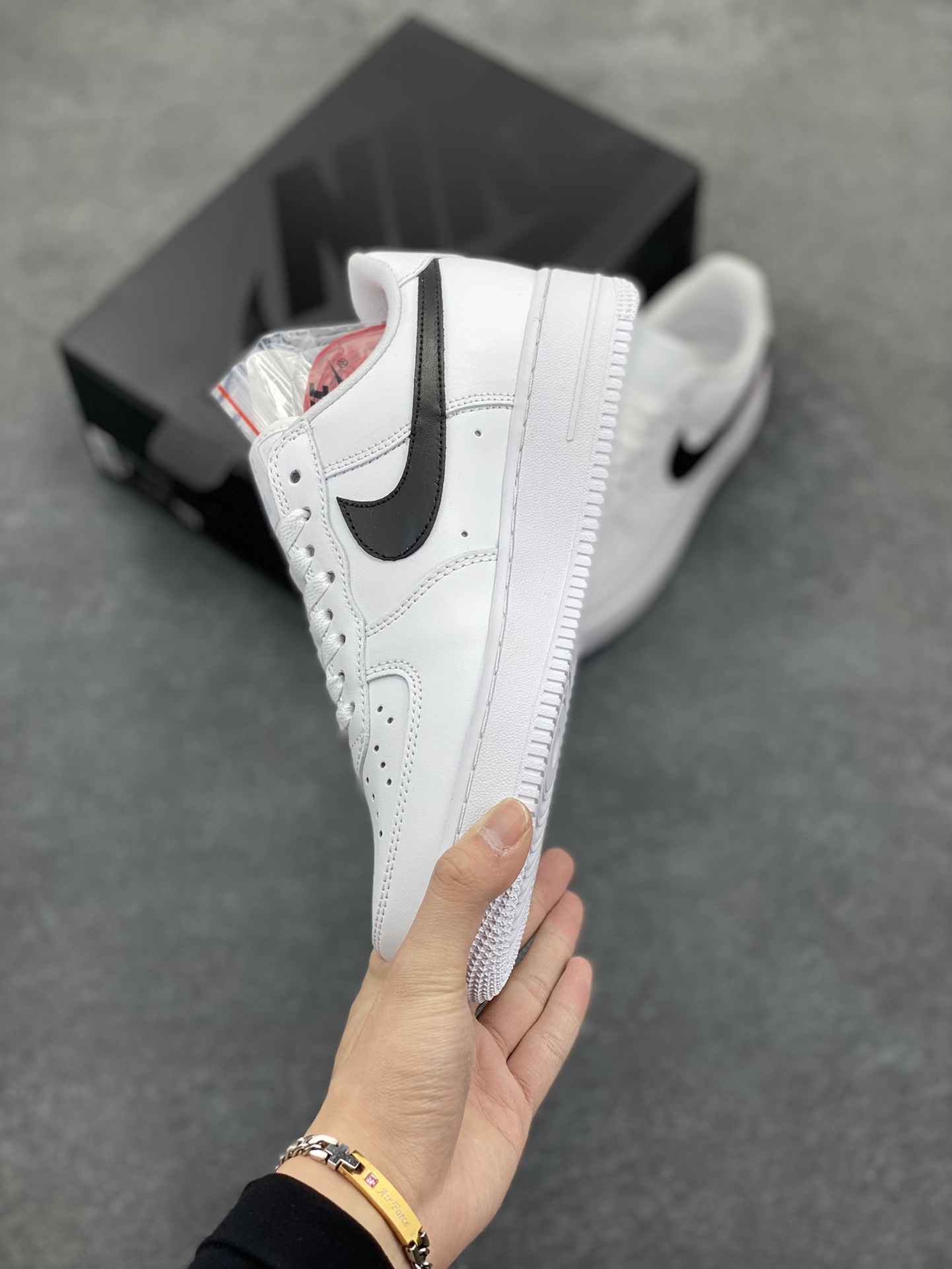 图片[3]-Nike Air Force 1 Low 07 x Supreme 原楦头原纸板 打造纯正低帮空军版型 专注外贸渠道 全掌内置蜂窝气垫 原盒配件 原厂中底钢印、拉帮完美 货号：CU9225-010 尺码：36 36.5 37.5 38 38.5 39 40 40.5 41 42 42.5 43 44 44.5 45 46-选品中心