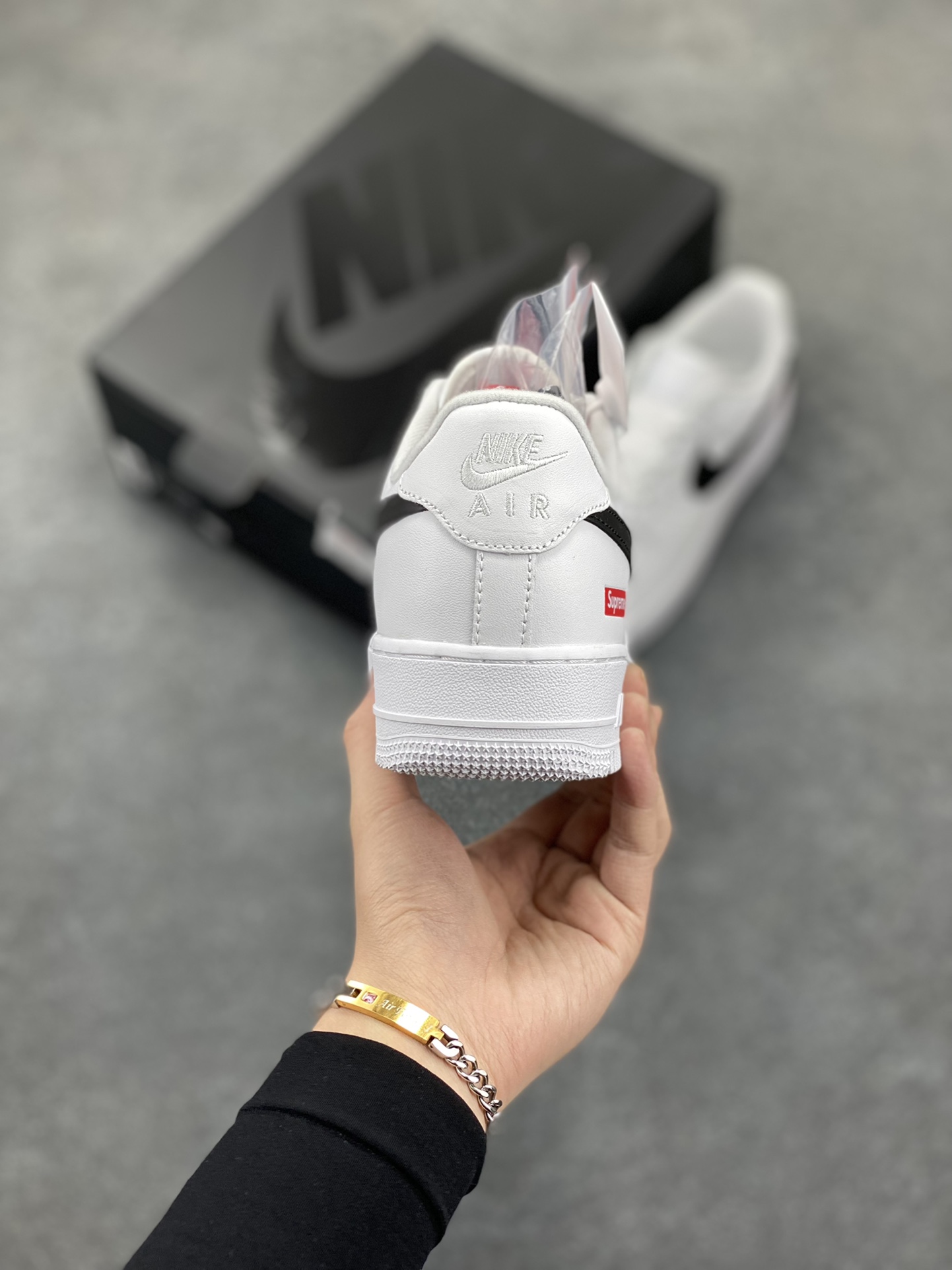 图片[4]-Nike Air Force 1 Low 07 x Supreme 原楦头原纸板 打造纯正低帮空军版型 专注外贸渠道 全掌内置蜂窝气垫 原盒配件 原厂中底钢印、拉帮完美 货号：CU9225-010 尺码：36 36.5 37.5 38 38.5 39 40 40.5 41 42 42.5 43 44 44.5 45 46-选品中心