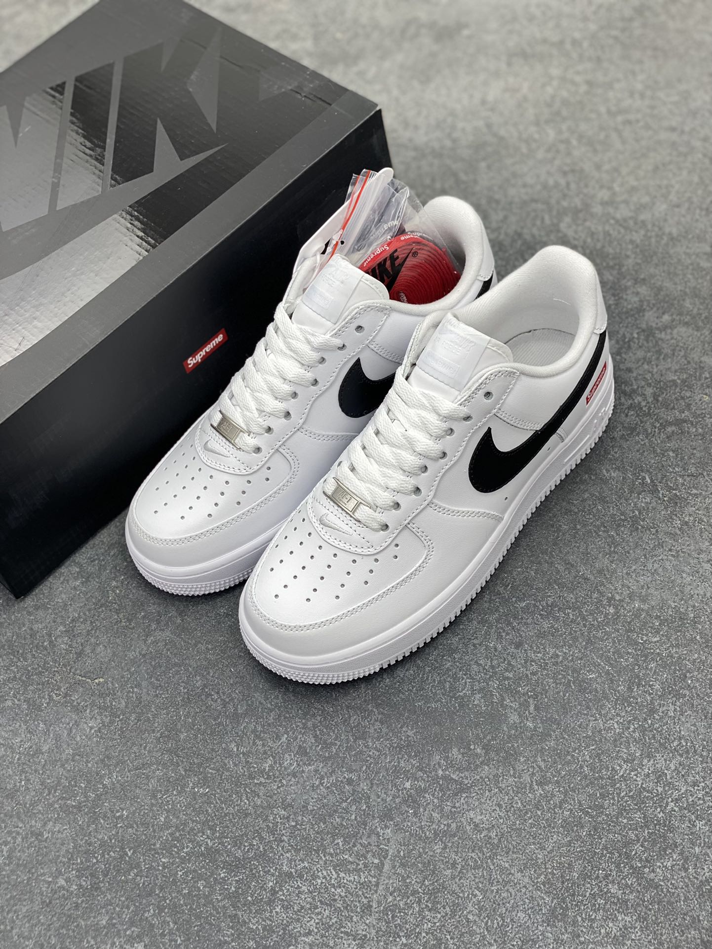 图片[8]-Nike Air Force 1 Low 07 x Supreme 原楦头原纸板 打造纯正低帮空军版型 专注外贸渠道 全掌内置蜂窝气垫 原盒配件 原厂中底钢印、拉帮完美 货号：CU9225-010 尺码：36 36.5 37.5 38 38.5 39 40 40.5 41 42 42.5 43 44 44.5 45 46-选品中心
