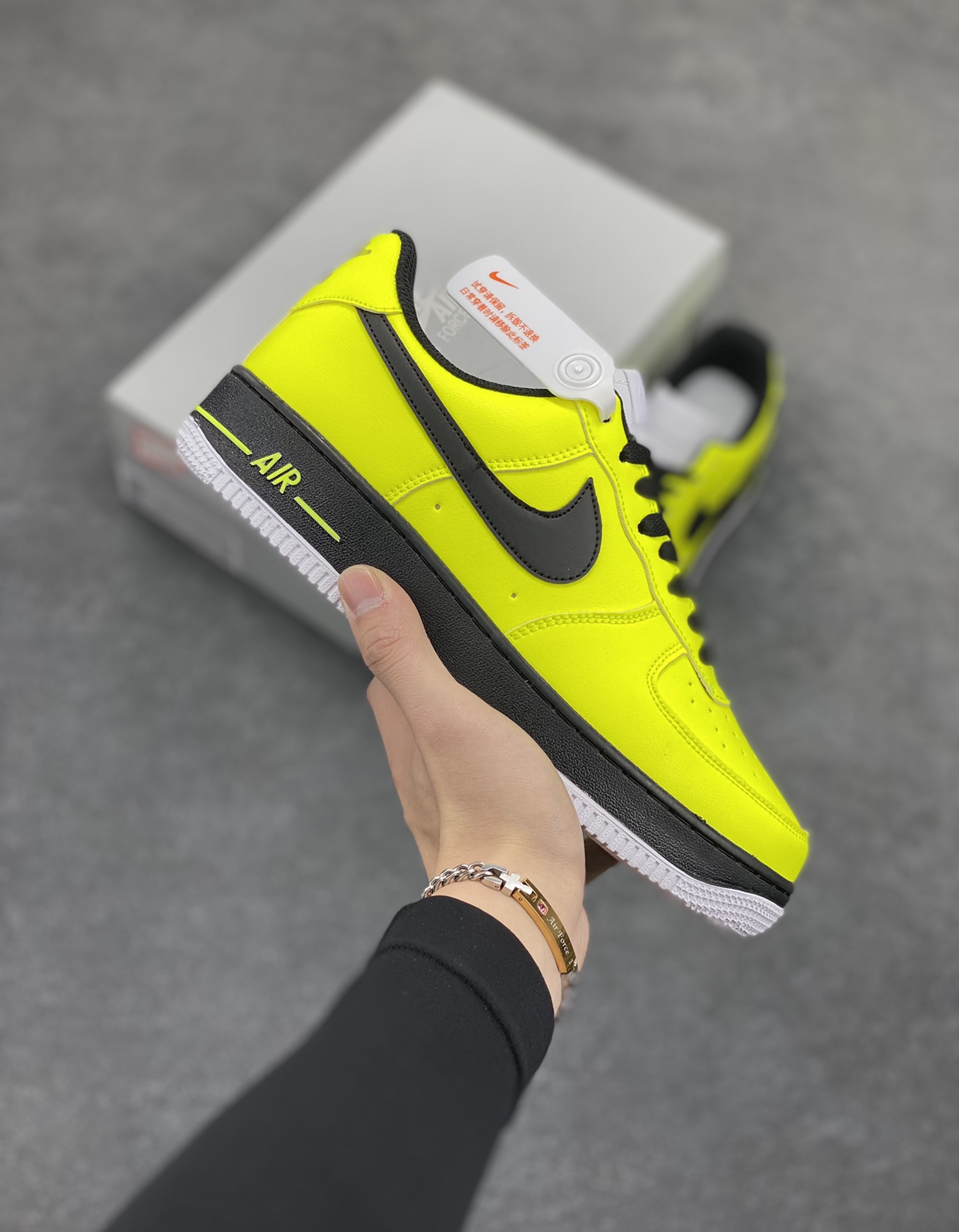 Nike Air Force 1 Low 空军一号低帮百搭休闲运动板鞋。柔软、弹性十足的缓震性能和出色的中底设计，横跨复古与现代的外型结合，造就出风靡全球三十多年的Force 1，直到今天还深受青睐。 货号：CW2288-111 尺码：36 36.5 37.5 38 38.5 39 40 40.5 41 42 42.5 43 44 44.5 45-选品中心