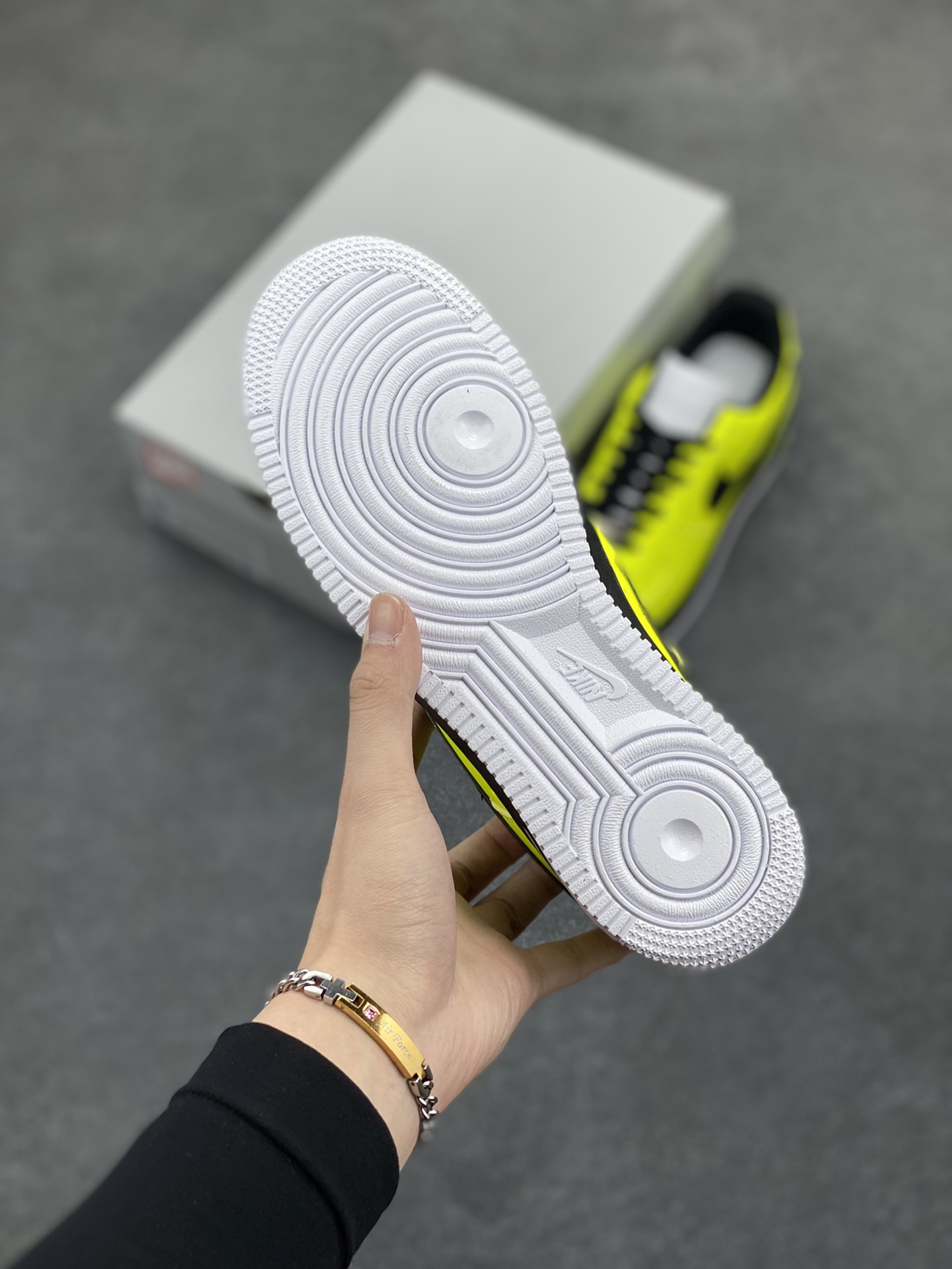 图片[5]-Nike Air Force 1 Low 空军一号低帮百搭休闲运动板鞋。柔软、弹性十足的缓震性能和出色的中底设计，横跨复古与现代的外型结合，造就出风靡全球三十多年的Force 1，直到今天还深受青睐。 货号：CW2288-111 尺码：36 36.5 37.5 38 38.5 39 40 40.5 41 42 42.5 43 44 44.5 45-选品中心