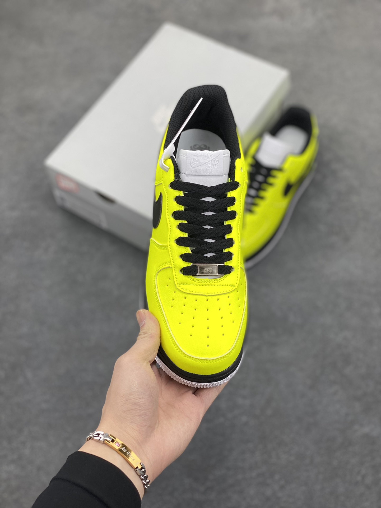 图片[2]-Nike Air Force 1 Low 空军一号低帮百搭休闲运动板鞋。柔软、弹性十足的缓震性能和出色的中底设计，横跨复古与现代的外型结合，造就出风靡全球三十多年的Force 1，直到今天还深受青睐。 货号：CW2288-111 尺码：36 36.5 37.5 38 38.5 39 40 40.5 41 42 42.5 43 44 44.5 45-选品中心