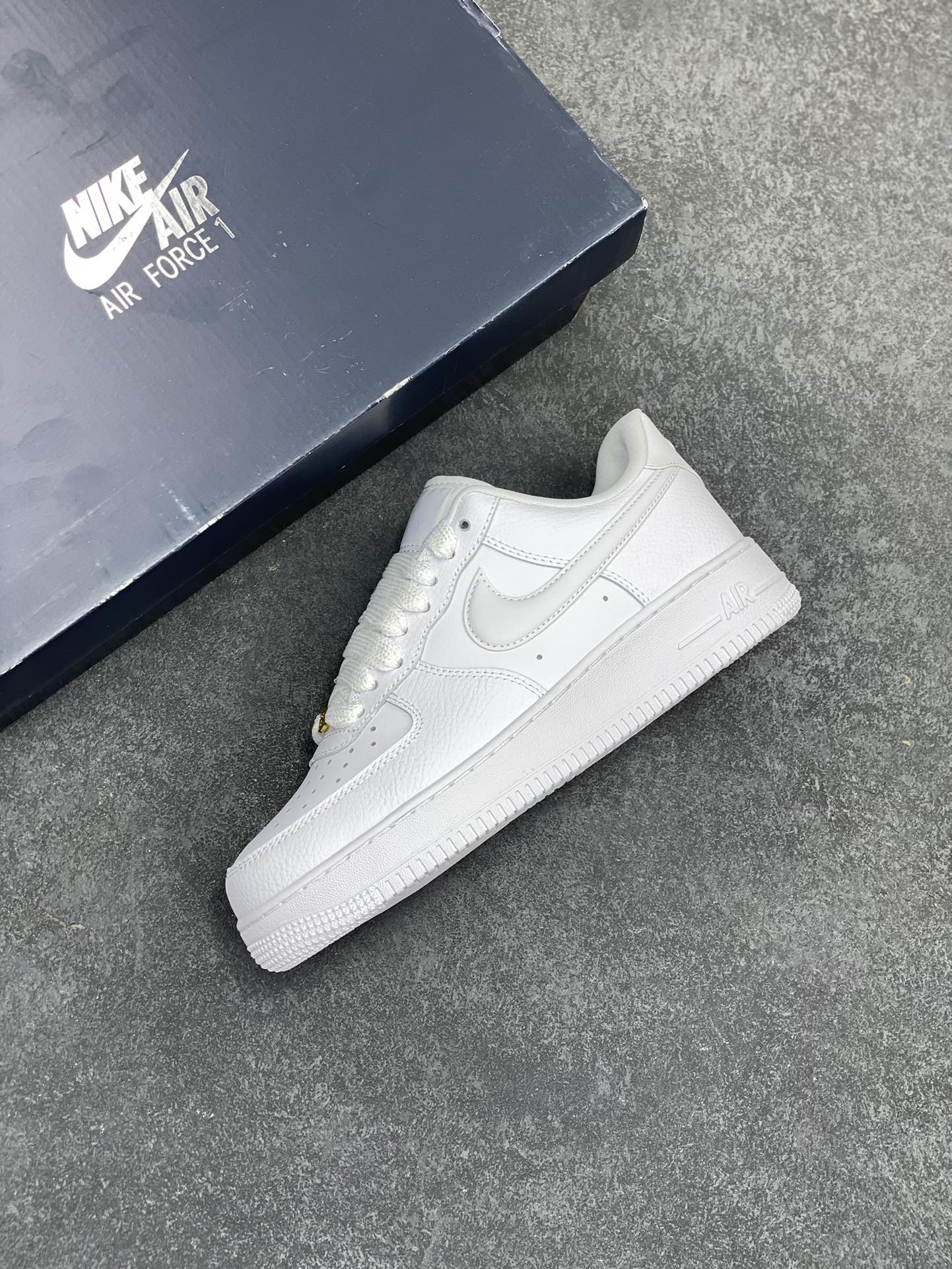 图片[7]-Nk Air Force 1\’07 Low 白荔枝纹 空军一号低帮休闲板鞋 原楦头原纸板 打造纯正空军版型#专注外贸渠道 全掌内置蜂窝气垫 #原盒配件 原厂中底钢印、拉帮完美 货号：HF2014-100 尺码：35.5 36 36.5 37.5 38 38.5 39 40 40.5 41 42 42.5 43 44 44.5 45-选品中心