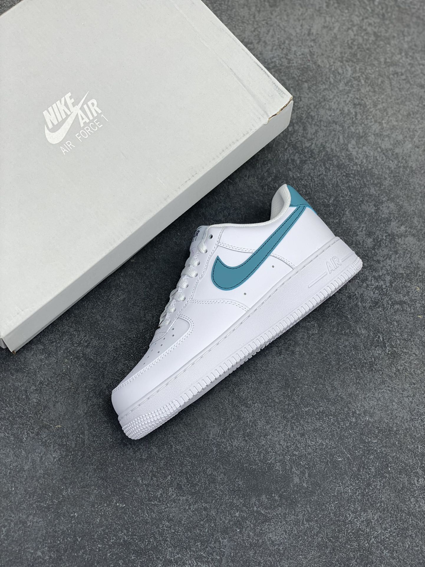 图片[7]-Nk Air Force 1\’07 Low 蓝绿勾 空军一号低帮休闲板鞋 原楦头原纸板 打造纯正空军版型#专注外贸渠道 全掌内置蜂窝气垫 #原盒配件 原厂中底钢印、拉帮完美 货号：FJ4146-114 尺码：35.5 36 36.5 37.5 38 38.5 39 40 40.5 41 42 42.5 43 44 44.5 45-选品中心