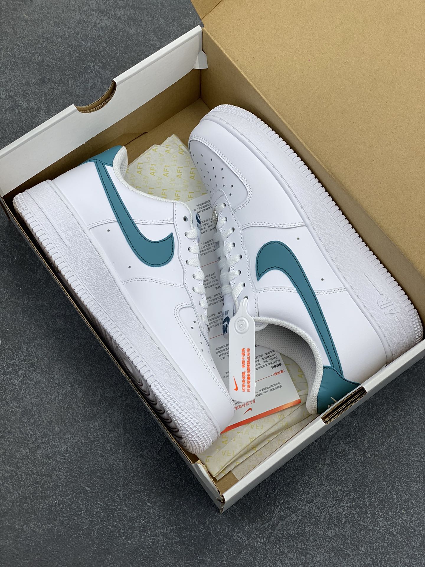 图片[9]-Nk Air Force 1\’07 Low 蓝绿勾 空军一号低帮休闲板鞋 原楦头原纸板 打造纯正空军版型#专注外贸渠道 全掌内置蜂窝气垫 #原盒配件 原厂中底钢印、拉帮完美 货号：FJ4146-114 尺码：35.5 36 36.5 37.5 38 38.5 39 40 40.5 41 42 42.5 43 44 44.5 45-选品中心