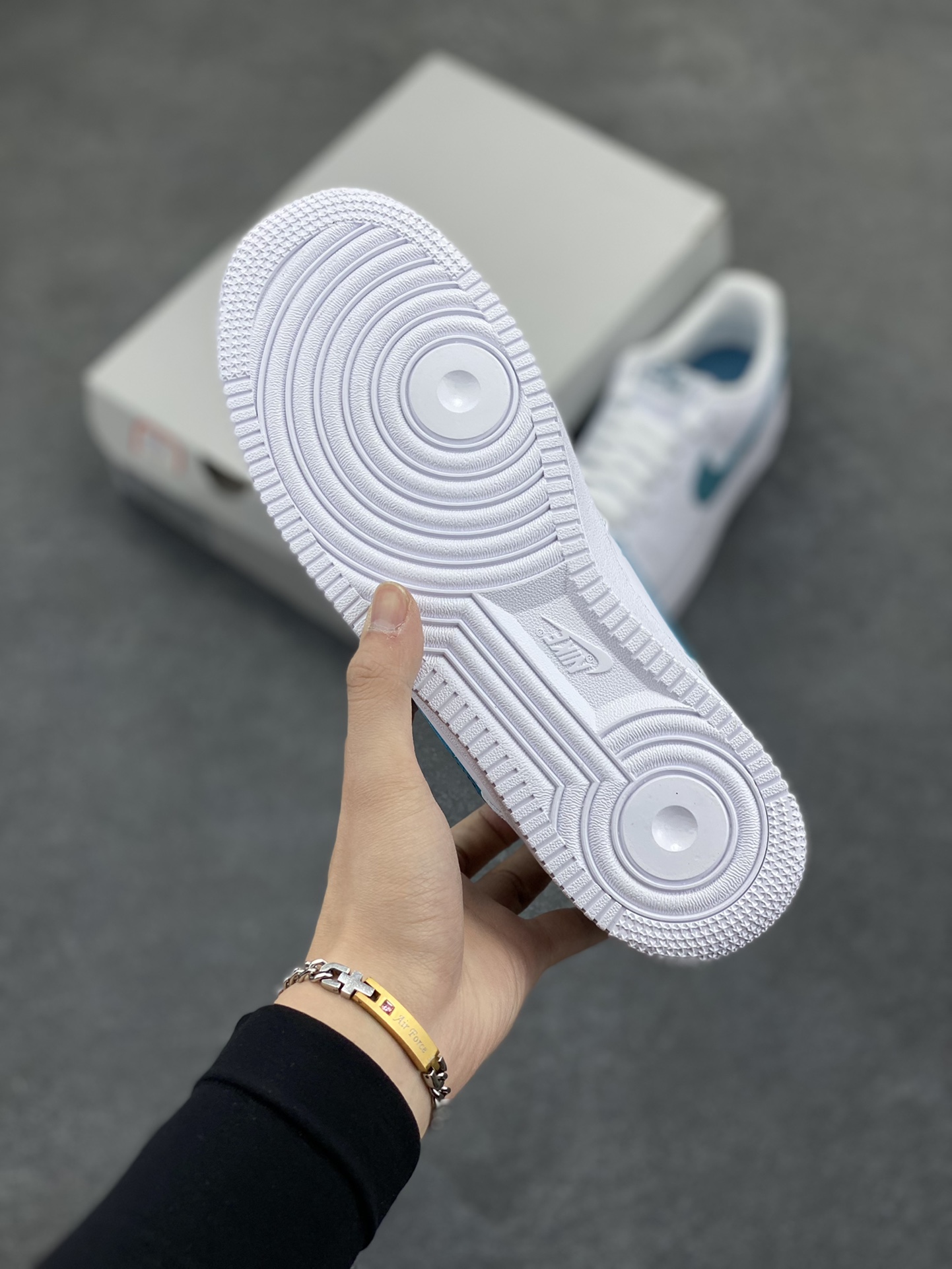 图片[5]-Nk Air Force 1\’07 Low 蓝绿勾 空军一号低帮休闲板鞋 原楦头原纸板 打造纯正空军版型#专注外贸渠道 全掌内置蜂窝气垫 #原盒配件 原厂中底钢印、拉帮完美 货号：FJ4146-114 尺码：35.5 36 36.5 37.5 38 38.5 39 40 40.5 41 42 42.5 43 44 44.5 45-选品中心